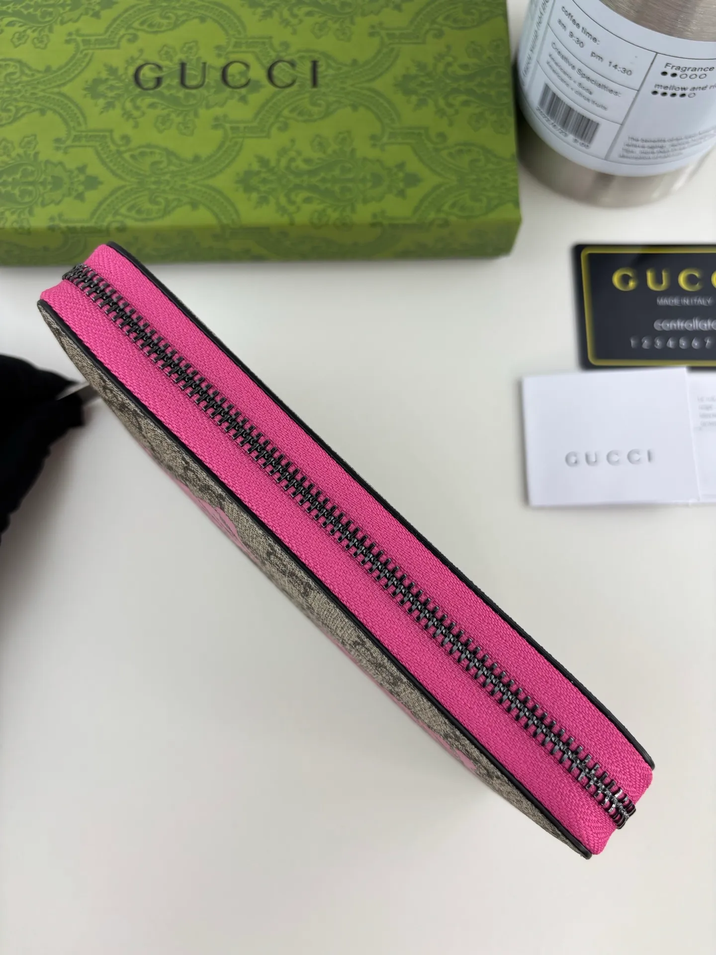 💰150 GUCCl This full-zip wallet is crafted from coated fabric with the classic GG monogram pattern, cleverly incorporating Gucci prints and contrasting leather piping, making the entire design fuller. 12 card compartments, 3 open bill pockets and a zip pocket Style number: 835324 Dimensions: 19cm x 10.5cm x 2.5cm Color: Plum Red