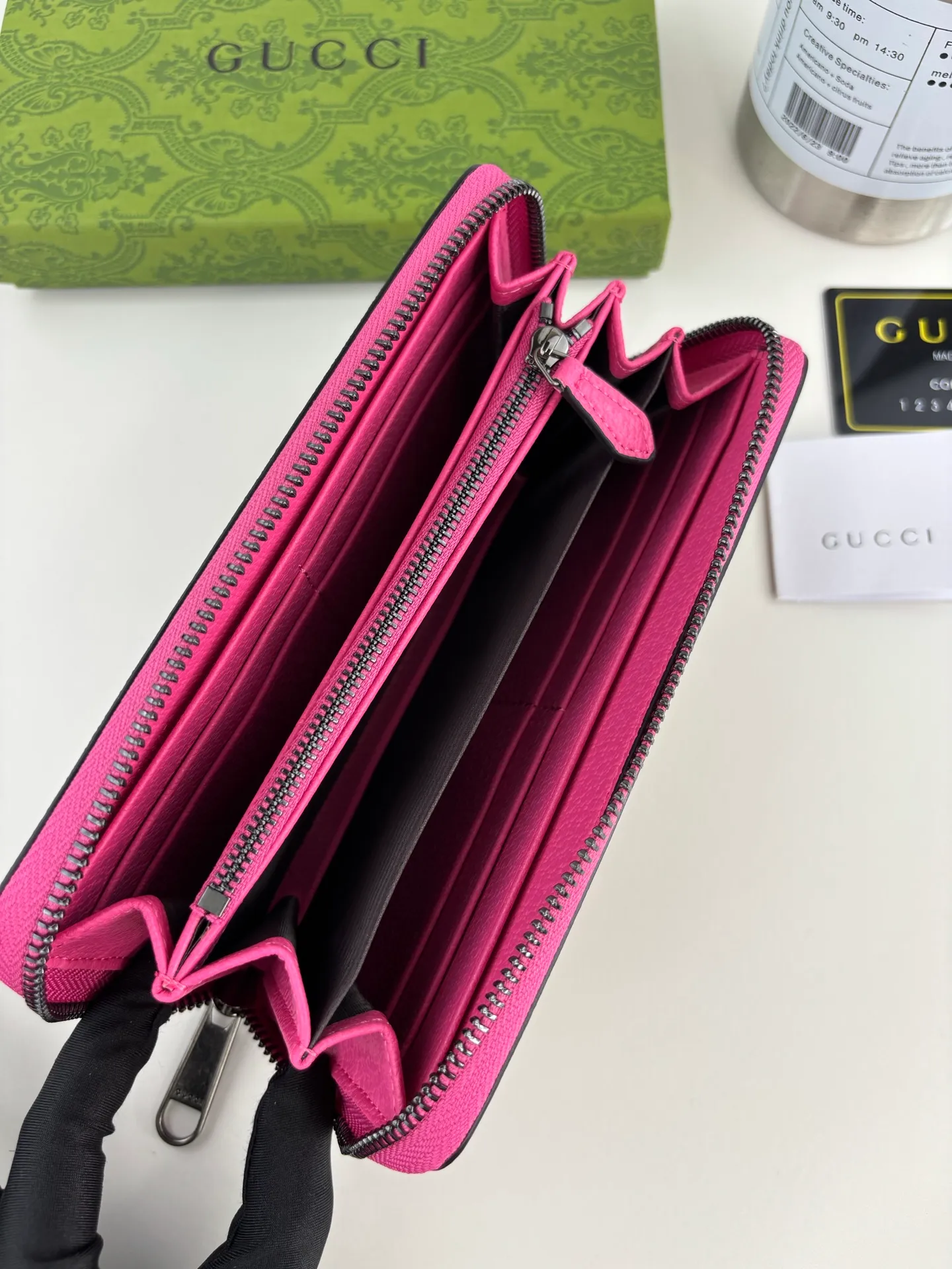 💰150 GUCCl This full-zip wallet is crafted from coated fabric with the classic GG monogram pattern, cleverly incorporating Gucci prints and contrasting leather piping, making the entire design fuller. 12 card compartments, 3 open bill pockets and a zip pocket Style number: 835324 Dimensions: 19cm x 10.5cm x 2.5cm Color: Plum Red