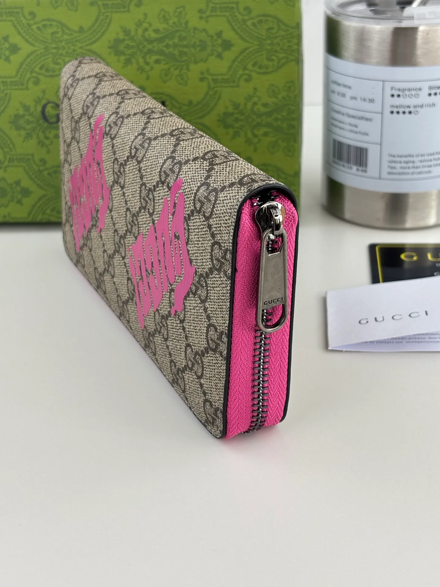 💰150 GUCCl This full-zip wallet is crafted from coated fabric with the classic GG monogram pattern, cleverly incorporating Gucci prints and contrasting leather piping, making the entire design fuller. 12 card compartments, 3 open bill pockets and a zip pocket Style number: 835324 Dimensions: 19cm x 10.5cm x 2.5cm Color: Plum Red