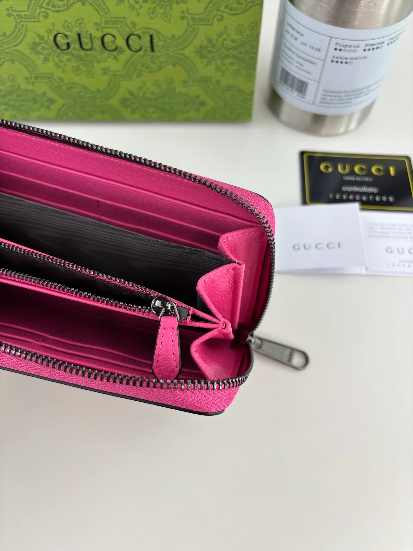 💰150 GUCCl This full-zip wallet is crafted from coated fabric with the classic GG monogram pattern, cleverly incorporating Gucci prints and contrasting leather piping, making the entire design fuller. 12 card compartments, 3 open bill pockets and a zip pocket Style number: 835324 Dimensions: 19cm x 10.5cm x 2.5cm Color: Plum Red