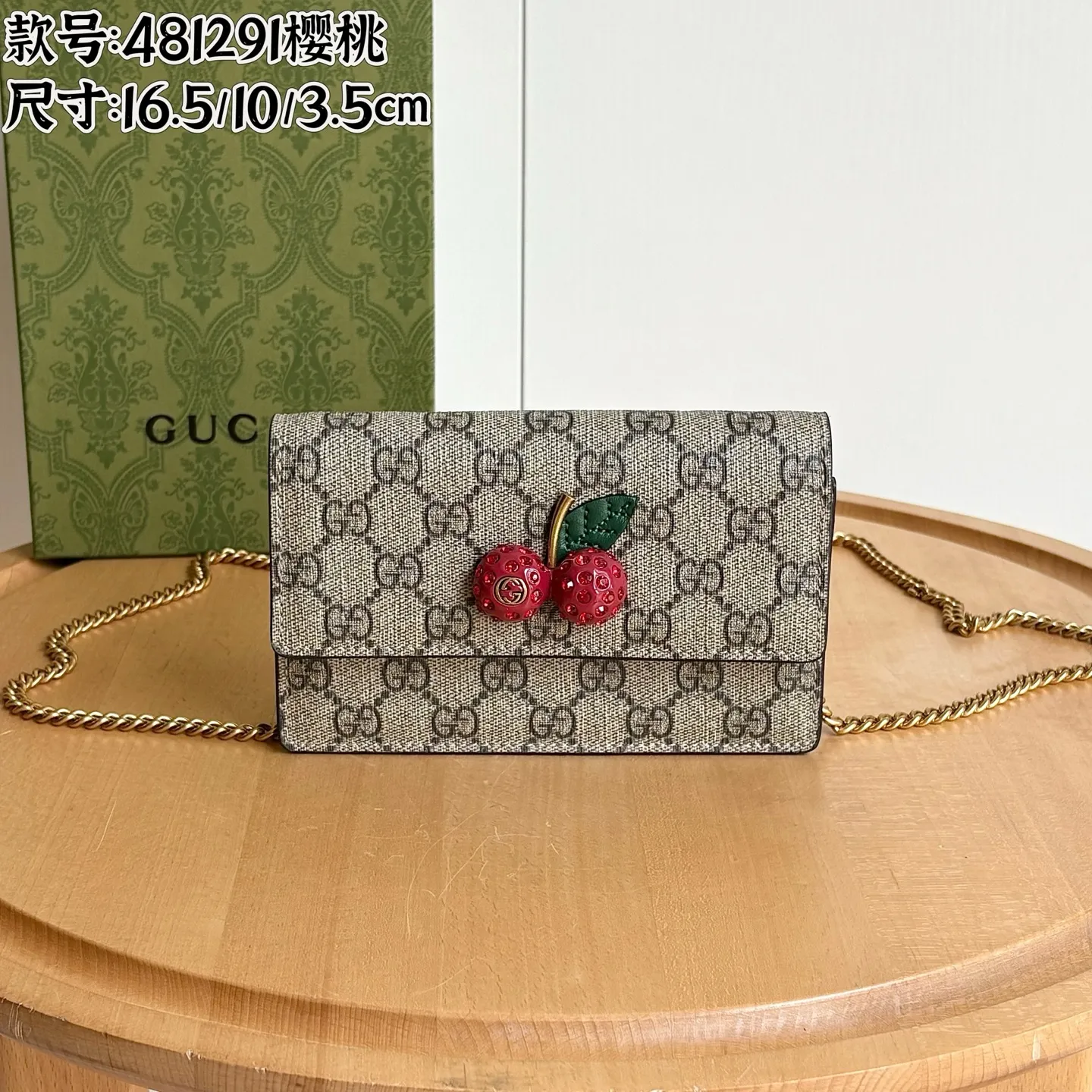 Upgraded version of real shot #💰280 Style number: 481291 Cherry Size: 16.5x10x3.5cm Gucci Garden souvenir ~ Midsummer [Sun] "Cherry" series new style! 🍒🍒 A three-dimensional cherry accessory, inlaid with crystals and standing with the GG logo. It is equipped with a Gucci logo keychain. The chain is removable and can be used as a handbag. It is suitable for various occasions and is the source of sweet fashion~