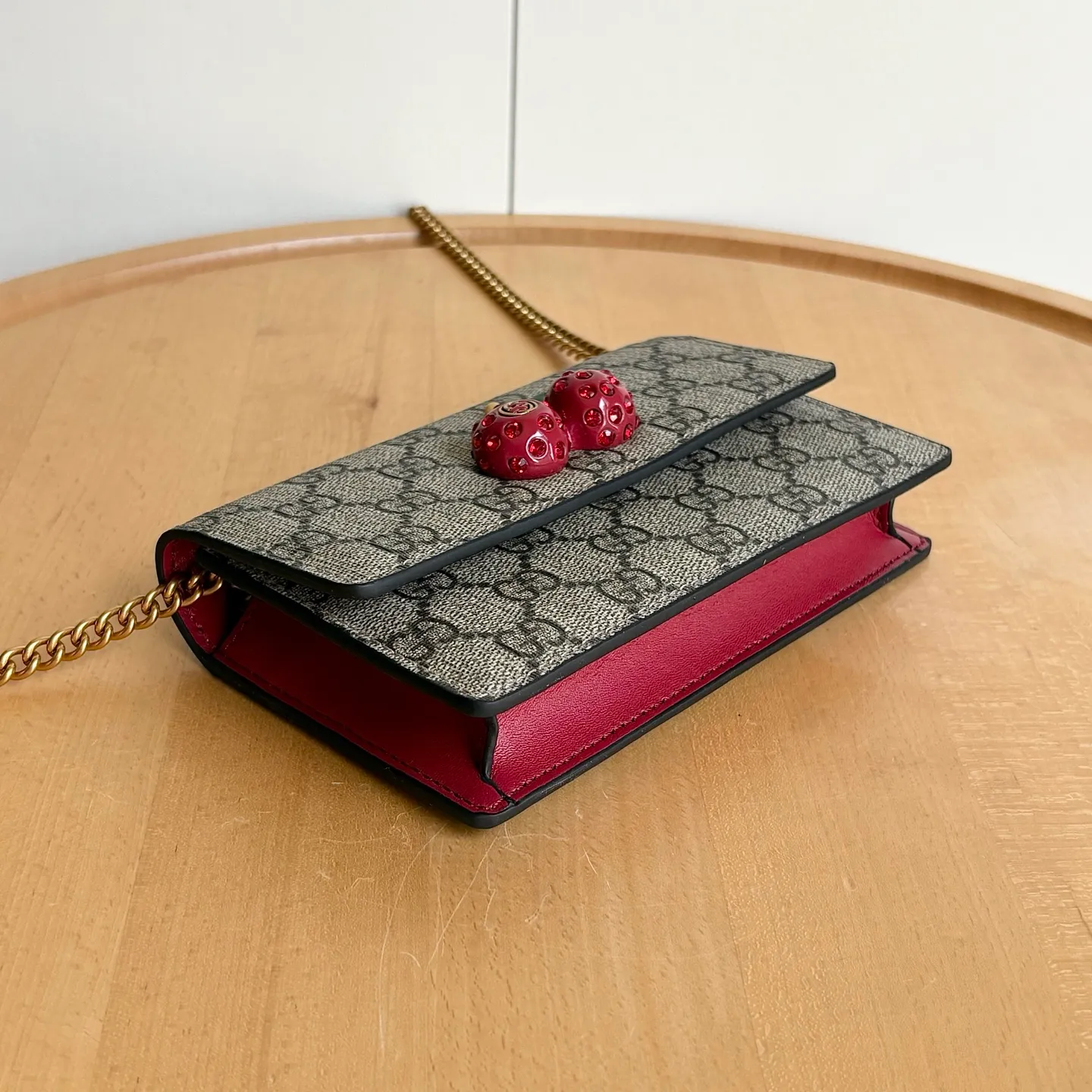 Upgraded version of real shot #💰280 Style number: 481291 Cherry Size: 16.5x10x3.5cm Gucci Garden souvenir ~ Midsummer [Sun] "Cherry" series new style! 🍒🍒 A three-dimensional cherry accessory, inlaid with crystals and standing with the GG logo. It is equipped with a Gucci logo keychain. The chain is removable and can be used as a handbag. It is suitable for various occasions and is the source of sweet fashion~