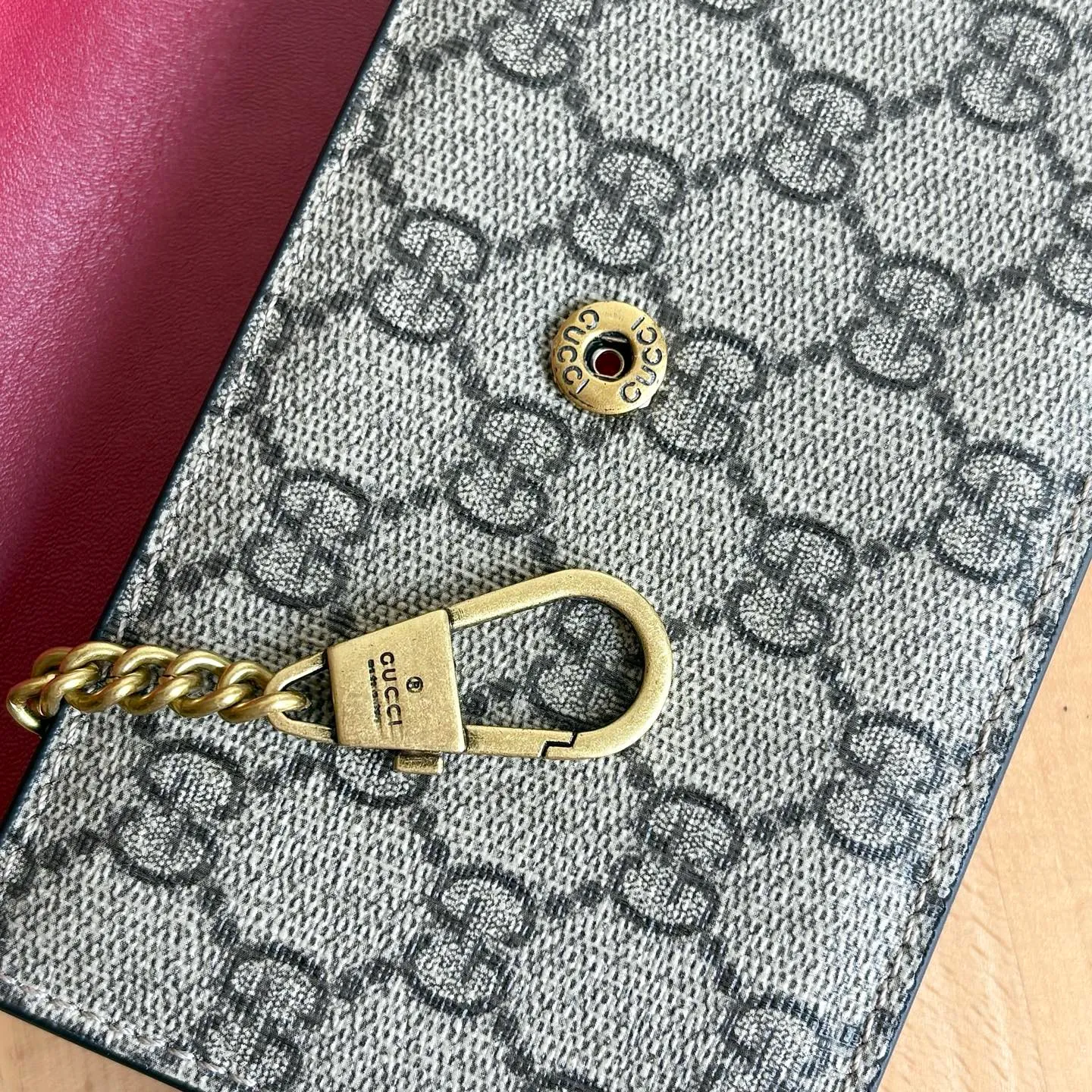 Upgraded version of real shot #💰280 Style number: 481291 Cherry Size: 16.5x10x3.5cm Gucci Garden souvenir ~ Midsummer [Sun] "Cherry" series new style! 🍒🍒 A three-dimensional cherry accessory, inlaid with crystals and standing with the GG logo. It is equipped with a Gucci logo keychain. The chain is removable and can be used as a handbag. It is suitable for various occasions and is the source of sweet fashion~