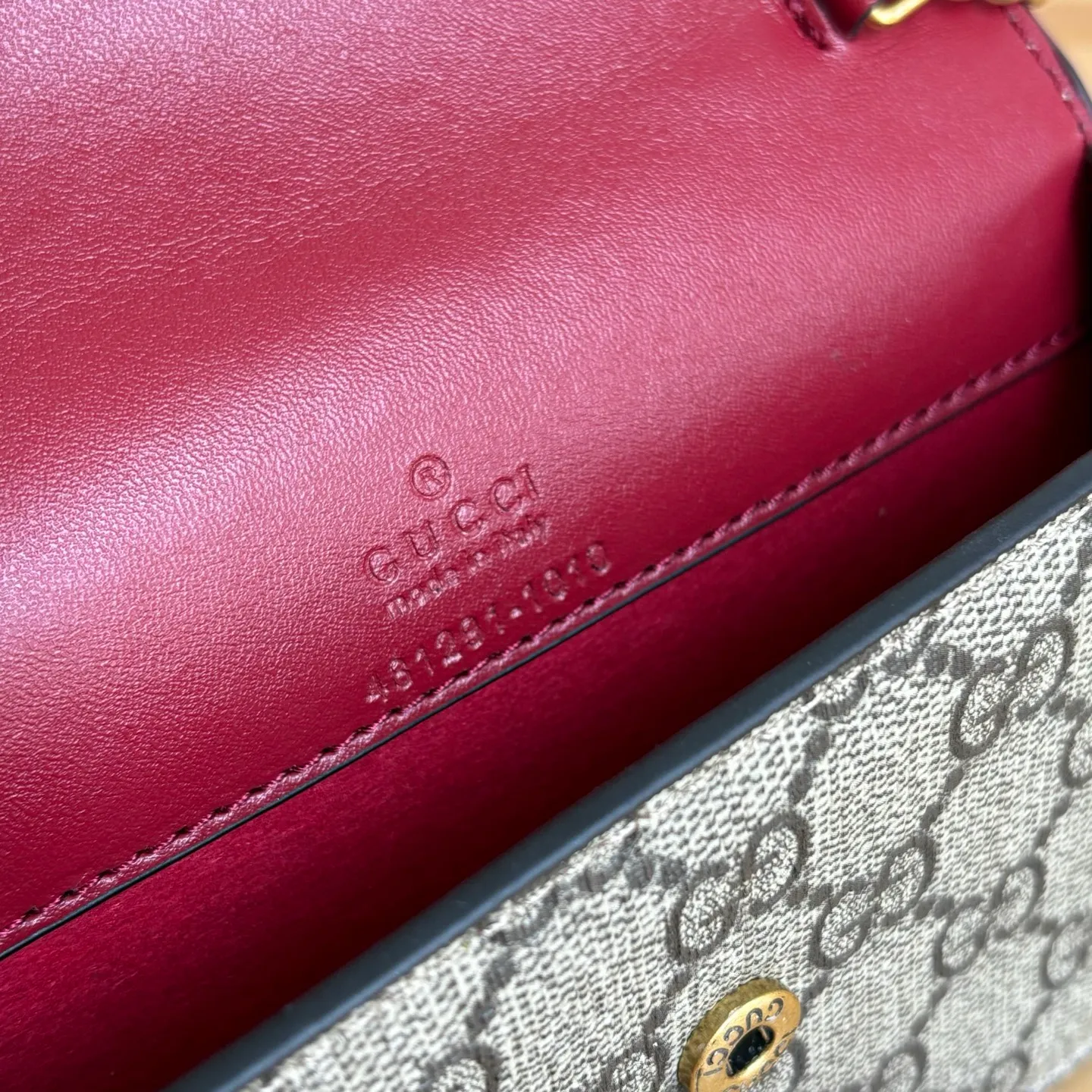 Upgraded version of real shot #💰280 Style number: 481291 Cherry Size: 16.5x10x3.5cm Gucci Garden souvenir ~ Midsummer [Sun] "Cherry" series new style! 🍒🍒 A three-dimensional cherry accessory, inlaid with crystals and standing with the GG logo. It is equipped with a Gucci logo keychain. The chain is removable and can be used as a handbag. It is suitable for various occasions and is the source of sweet fashion~