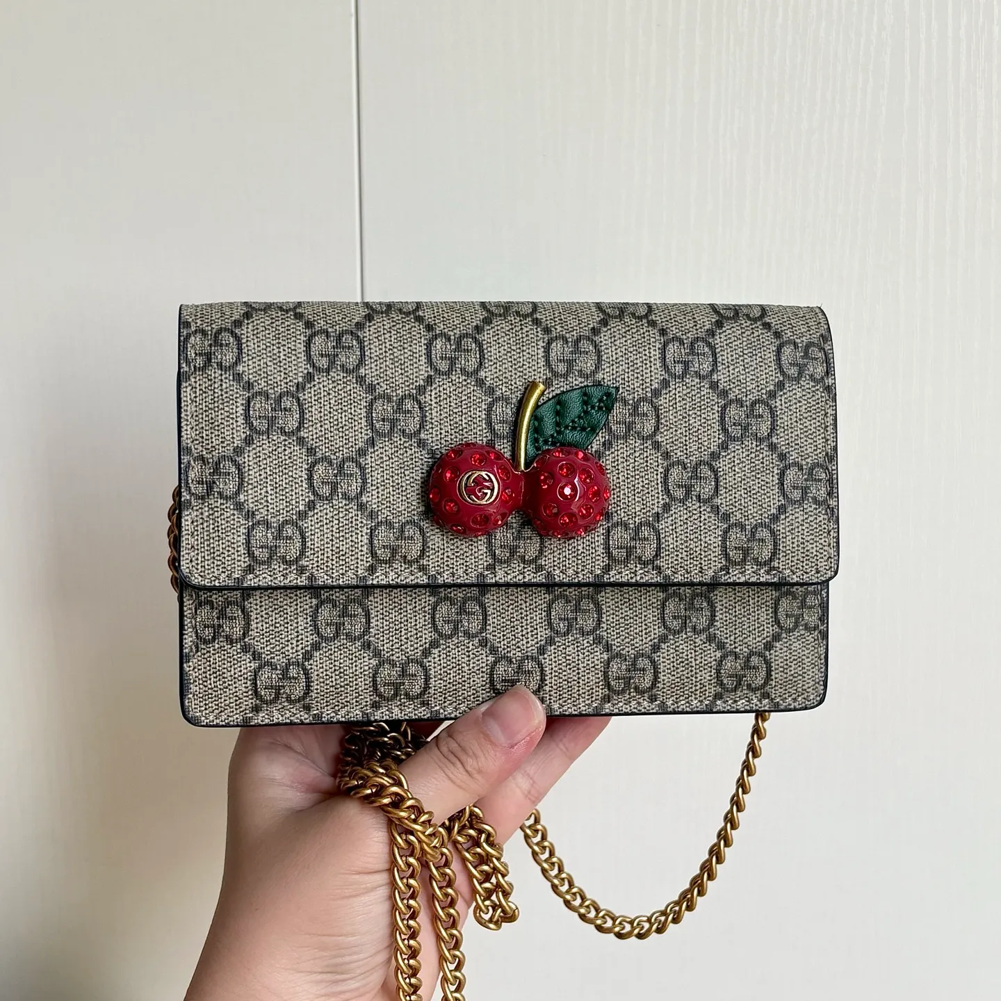 Upgraded version of real shot #💰280 Style number: 481291 Cherry Size: 16.5x10x3.5cm Gucci Garden souvenir ~ Midsummer [Sun] "Cherry" series new style! 🍒🍒 A three-dimensional cherry accessory, inlaid with crystals and standing with the GG logo. It is equipped with a Gucci logo keychain. The chain is removable and can be used as a handbag. It is suitable for various occasions and is the source of sweet fashion~