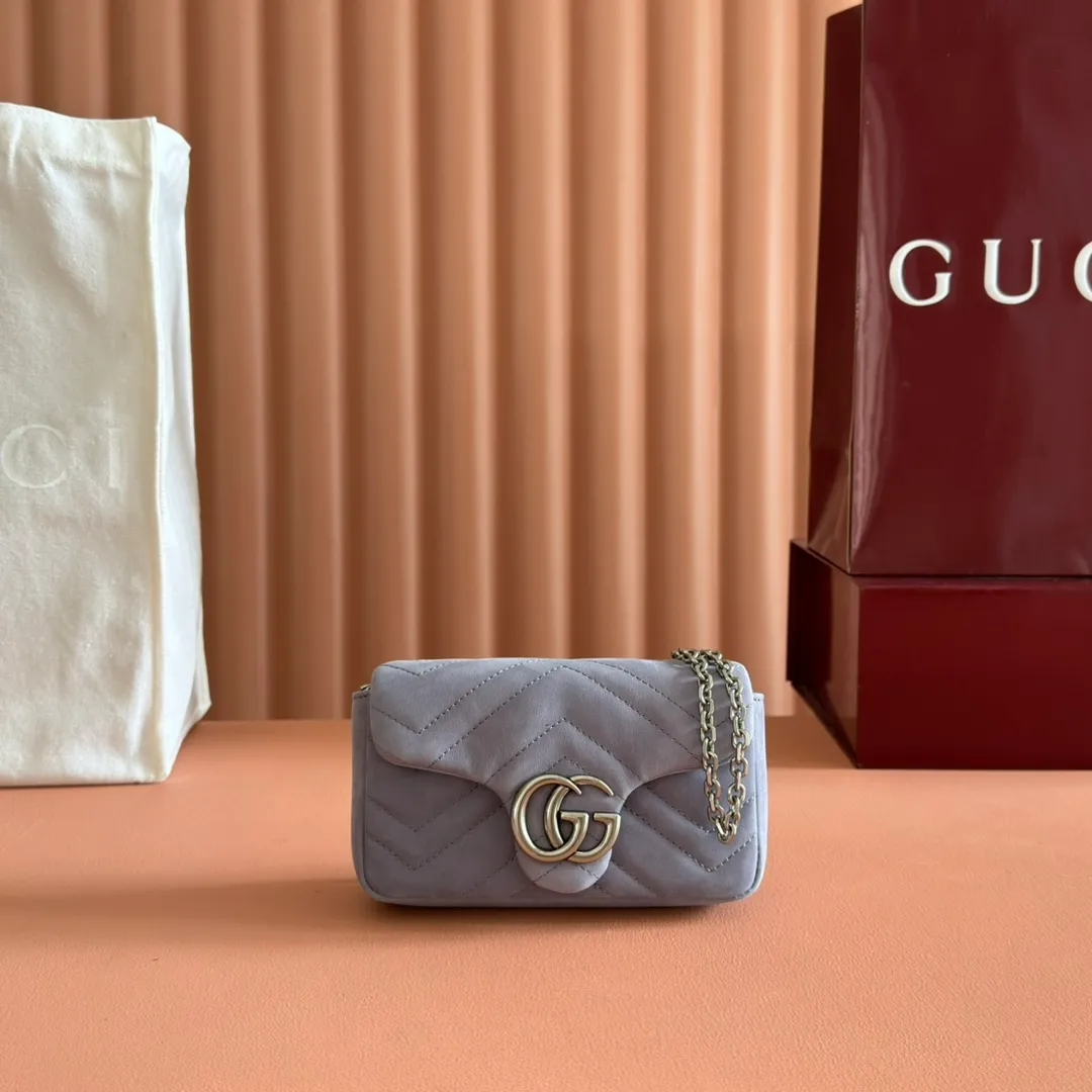p1000. 💋💋💋【With full set of original counter packaging】The brand's iconic GG Marmont series is ingeniously integrated with double G-shaped accessories and faceted chain straps, and is made of nubuck leather to create a soft and exquisite bag. This mini bag is embellished with the brand's archive logo, which debuted in the 1970s. Gray quilted V-shaped nubuck Gray leather piping Palladium tone hardware Gray cotton and linen lining Double G Chain shoulder strap (58cm high) Magnetic snap closure Weight: approx. 0.35 kg Model number: 841290. Dimensions: 16.5cm (W) x 9.5cm (H) x 4.5cm (D) Colour: Gray Matte.  Made in Italy