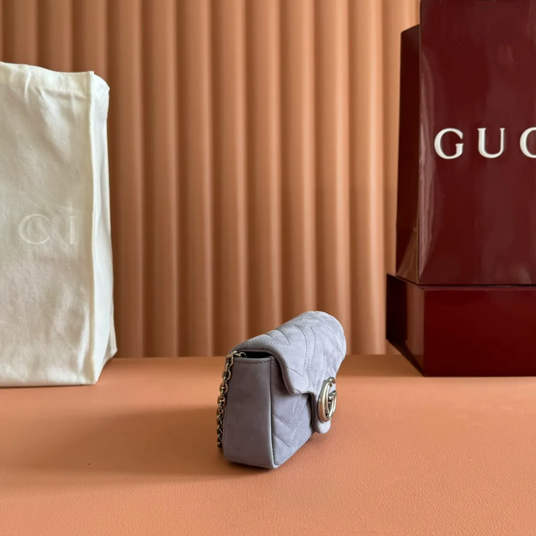 p1000. 💋💋💋【With full set of original counter packaging】The brand's iconic GG Marmont series is ingeniously integrated with double G-shaped accessories and faceted chain straps, and is made of nubuck leather to create a soft and exquisite bag. This mini bag is embellished with the brand's archive logo, which debuted in the 1970s. Gray quilted V-shaped nubuck Gray leather piping Palladium tone hardware Gray cotton and linen lining Double G Chain shoulder strap (58cm high) Magnetic snap closure Weight: approx. 0.35 kg Model number: 841290. Dimensions: 16.5cm (W) x 9.5cm (H) x 4.5cm (D) Colour: Gray Matte.  Made in Italy