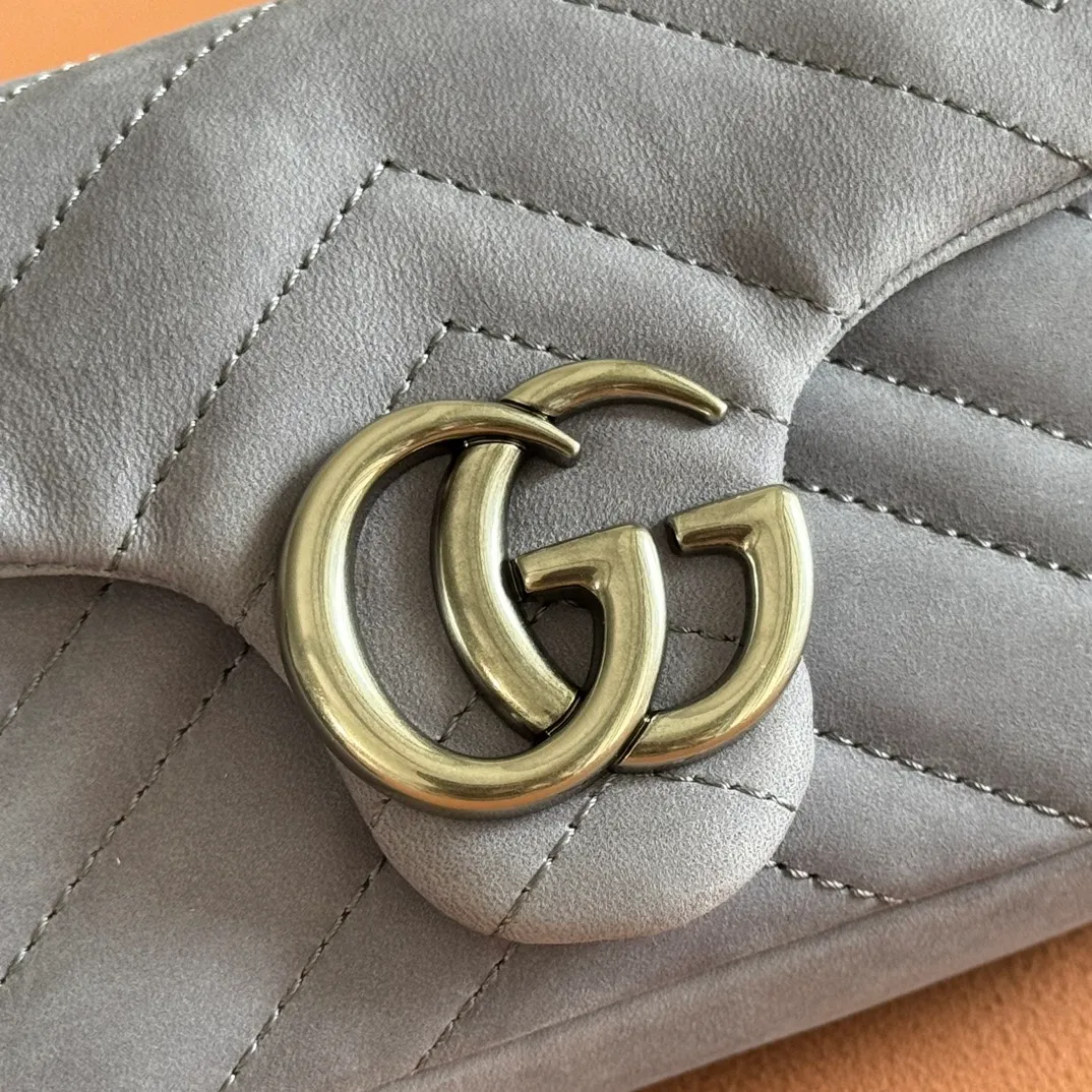 p1000. 💋💋💋【With full set of original counter packaging】The brand's iconic GG Marmont series is ingeniously integrated with double G-shaped accessories and faceted chain straps, and is made of nubuck leather to create a soft and exquisite bag. This mini bag is embellished with the brand's archive logo, which debuted in the 1970s. Gray quilted V-shaped nubuck Gray leather piping Palladium tone hardware Gray cotton and linen lining Double G Chain shoulder strap (58cm high) Magnetic snap closure Weight: approx. 0.35 kg Model number: 841290. Dimensions: 16.5cm (W) x 9.5cm (H) x 4.5cm (D) Colour: Gray Matte.  Made in Italy