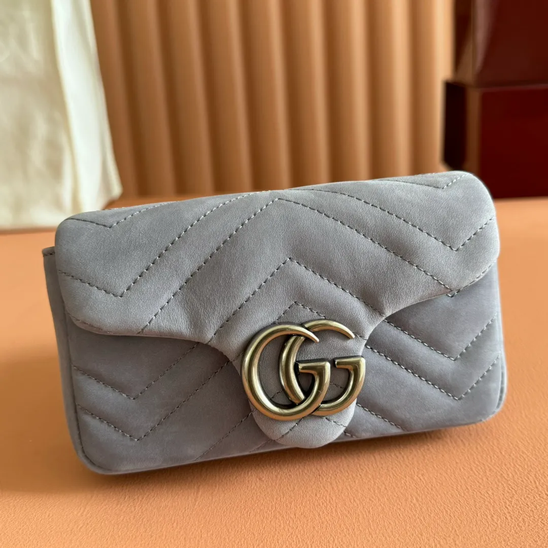 p1000. 💋💋💋【With full set of original counter packaging】The brand's iconic GG Marmont series is ingeniously integrated with double G-shaped accessories and faceted chain straps, and is made of nubuck leather to create a soft and exquisite bag. This mini bag is embellished with the brand's archive logo, which debuted in the 1970s. Gray quilted V-shaped nubuck Gray leather piping Palladium tone hardware Gray cotton and linen lining Double G Chain shoulder strap (58cm high) Magnetic snap closure Weight: approx. 0.35 kg Model number: 841290. Dimensions: 16.5cm (W) x 9.5cm (H) x 4.5cm (D) Colour: Gray Matte.  Made in Italy