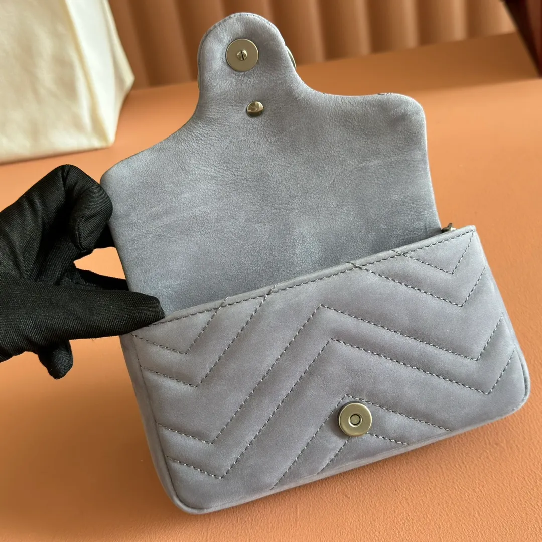 p1000. 💋💋💋【With full set of original counter packaging】The brand's iconic GG Marmont series is ingeniously integrated with double G-shaped accessories and faceted chain straps, and is made of nubuck leather to create a soft and exquisite bag. This mini bag is embellished with the brand's archive logo, which debuted in the 1970s. Gray quilted V-shaped nubuck Gray leather piping Palladium tone hardware Gray cotton and linen lining Double G Chain shoulder strap (58cm high) Magnetic snap closure Weight: approx. 0.35 kg Model number: 841290. Dimensions: 16.5cm (W) x 9.5cm (H) x 4.5cm (D) Colour: Gray Matte.  Made in Italy