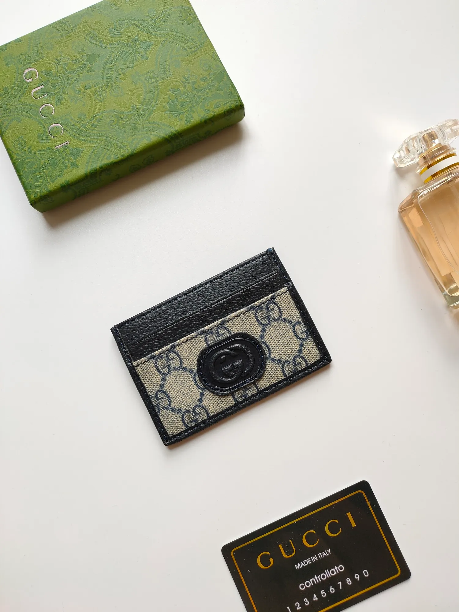 ￥90 [Rose] This Gucci card holder is ingeniously decorated with different styles of brand logos [Celebration] The black GG Supreme canvas material and the oval interlocking double G logo complement each other, highlighting the elegance and extraordinary charm. Two archival details blend together to give this accessory a vintage feel. Style number: 673002 Size: 10x 7cm