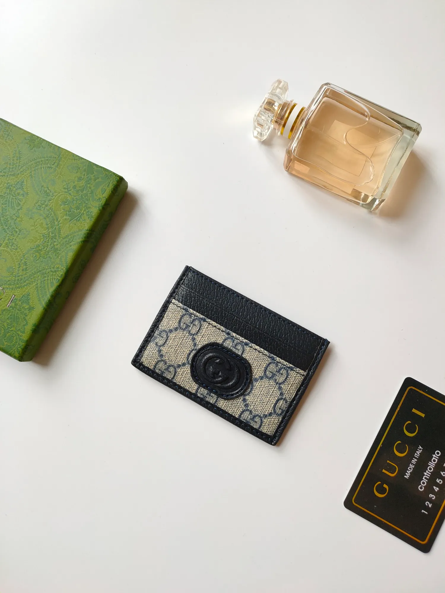 ￥90 [Rose] This Gucci card holder is ingeniously decorated with different styles of brand logos [Celebration] The black GG Supreme canvas material and the oval interlocking double G logo complement each other, highlighting the elegance and extraordinary charm. Two archival details blend together to give this accessory a vintage feel. Style number: 673002 Size: 10x 7cm