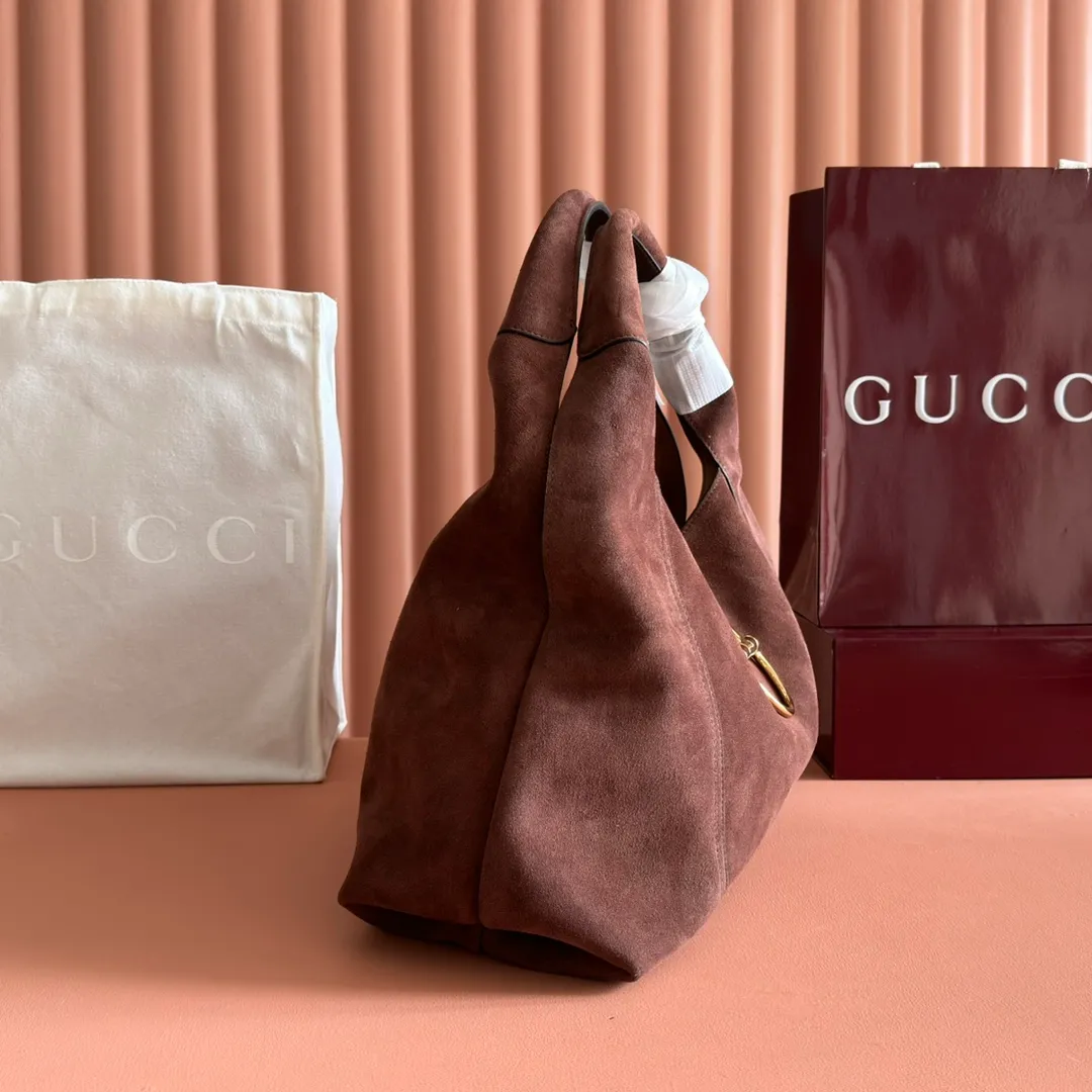 💋💋💋p1680 This Gucci Softbit series shoulder bag is ingeniously integrated with the brand's classic equestrian style accessories in the shape of a large half-horse bit. This large shoulder bag comes with a removable clutch. Gucci Ankara red grained calf leather Light gold tone hardware Dark brown microfiber lining Half horsebit closure Interior: Detachable clutch Holds iPhone Pro Max/Plus, Airpods, long wallet and lipstick Shoulder strap: 20 cm high Magnetic closure Model number: 837466. Dimensions: 46cm (width) x 26cm (height) x 16cm (depth) Weight: approx. 1.4kg Color: dark brown/original leather. Made in Italy