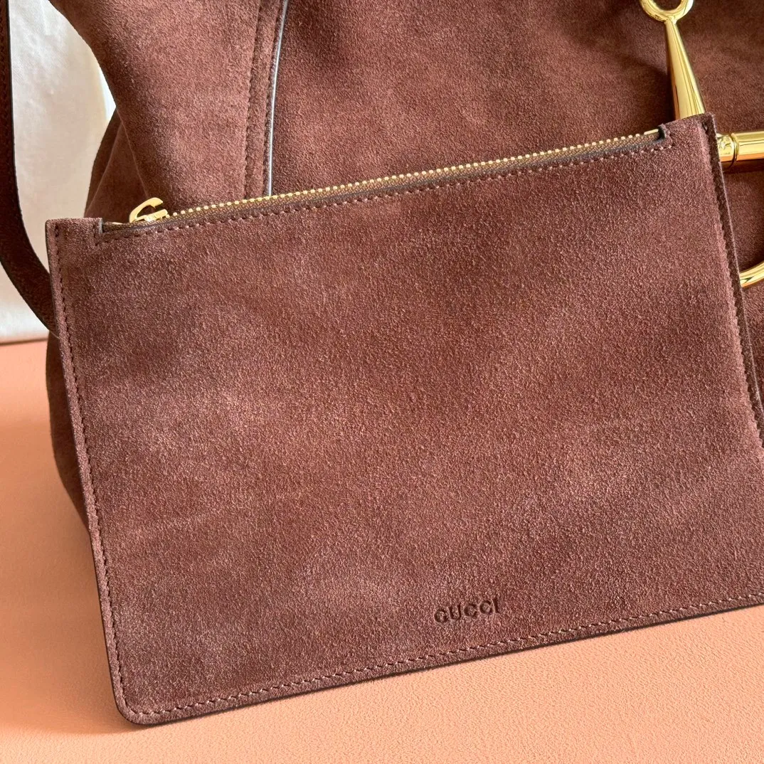 💋💋💋p1680 This Gucci Softbit series shoulder bag is ingeniously integrated with the brand's classic equestrian style accessories in the shape of a large half-horse bit. This large shoulder bag comes with a removable clutch. Gucci Ankara red grained calf leather Light gold tone hardware Dark brown microfiber lining Half horsebit closure Interior: Detachable clutch Holds iPhone Pro Max/Plus, Airpods, long wallet and lipstick Shoulder strap: 20 cm high Magnetic closure Model number: 837466. Dimensions: 46cm (width) x 26cm (height) x 16cm (depth) Weight: approx. 1.4kg Color: dark brown/original leather. Made in Italy