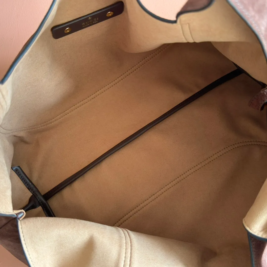 💋💋💋p1680 This Gucci Softbit series shoulder bag is ingeniously integrated with the brand's classic equestrian style accessories in the shape of a large half-horse bit. This large shoulder bag comes with a removable clutch. Gucci Ankara red grained calf leather Light gold tone hardware Dark brown microfiber lining Half horsebit closure Interior: Detachable clutch Holds iPhone Pro Max/Plus, Airpods, long wallet and lipstick Shoulder strap: 20 cm high Magnetic closure Model number: 837466. Dimensions: 46cm (width) x 26cm (height) x 16cm (depth) Weight: approx. 1.4kg Color: dark brown/original leather. Made in Italy