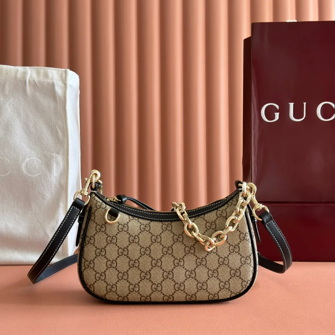 p980💋💋💋[Original leather configuration counter complete package] 2025 autumn and winter series, the new GG Emblem series reinterprets the brand's timeless elegance and exquisite craftsmanship. Designed with a chain strap and comes with an adjustable leather shoulder strap. New GG monogram coated fabric in beige and dark brown Brown leather trim Light gold tone hardware Red and green web cotton lining The bag pictured is sold separately and does not come with the bag charm. Interior: Open pocket Chain shoulder strap (25 cm high) Leather shoulder strap: Height: 52 cm – 57 cm; Length: 97 – 106 cm Model number: 847447. Dimensions: 24cm (width) x 16.5cm (height) x 5.5cm (depth) Weight: about 0.5kg Color: Brown/PVC. Made in Italy