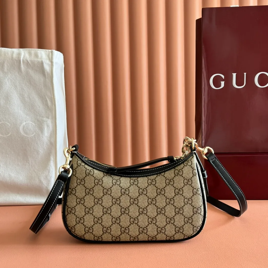 p980💋💋💋[Original leather configuration counter complete package] 2025 autumn and winter series, the new GG Emblem series reinterprets the brand's timeless elegance and exquisite craftsmanship. Designed with a chain strap and comes with an adjustable leather shoulder strap. New GG monogram coated fabric in beige and dark brown Brown leather trim Light gold tone hardware Red and green web cotton lining The bag pictured is sold separately and does not come with the bag charm. Interior: Open pocket Chain shoulder strap (25 cm high) Leather shoulder strap: Height: 52 cm – 57 cm; Length: 97 – 106 cm Model number: 847447. Dimensions: 24cm (width) x 16.5cm (height) x 5.5cm (depth) Weight: about 0.5kg Color: Brown/PVC. Made in Italy