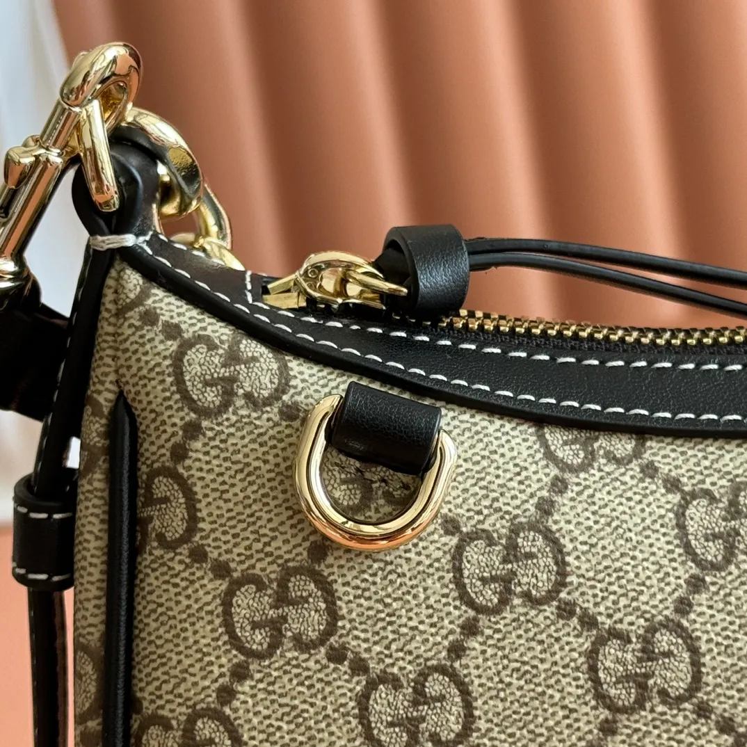 p980💋💋💋[Original leather configuration counter complete package] 2025 autumn and winter series, the new GG Emblem series reinterprets the brand's timeless elegance and exquisite craftsmanship. Designed with a chain strap and comes with an adjustable leather shoulder strap. New GG monogram coated fabric in beige and dark brown Brown leather trim Light gold tone hardware Red and green web cotton lining The bag pictured is sold separately and does not come with the bag charm. Interior: Open pocket Chain shoulder strap (25 cm high) Leather shoulder strap: Height: 52 cm – 57 cm; Length: 97 – 106 cm Model number: 847447. Dimensions: 24cm (width) x 16.5cm (height) x 5.5cm (depth) Weight: about 0.5kg Color: Brown/PVC. Made in Italy