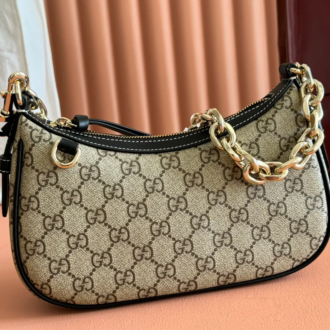 p980💋💋💋[Original leather configuration counter complete package] 2025 autumn and winter series, the new GG Emblem series reinterprets the brand's timeless elegance and exquisite craftsmanship. Designed with a chain strap and comes with an adjustable leather shoulder strap. New GG monogram coated fabric in beige and dark brown Brown leather trim Light gold tone hardware Red and green web cotton lining The bag pictured is sold separately and does not come with the bag charm. Interior: Open pocket Chain shoulder strap (25 cm high) Leather shoulder strap: Height: 52 cm – 57 cm; Length: 97 – 106 cm Model number: 847447. Dimensions: 24cm (width) x 16.5cm (height) x 5.5cm (depth) Weight: about 0.5kg Color: Brown/PVC. Made in Italy