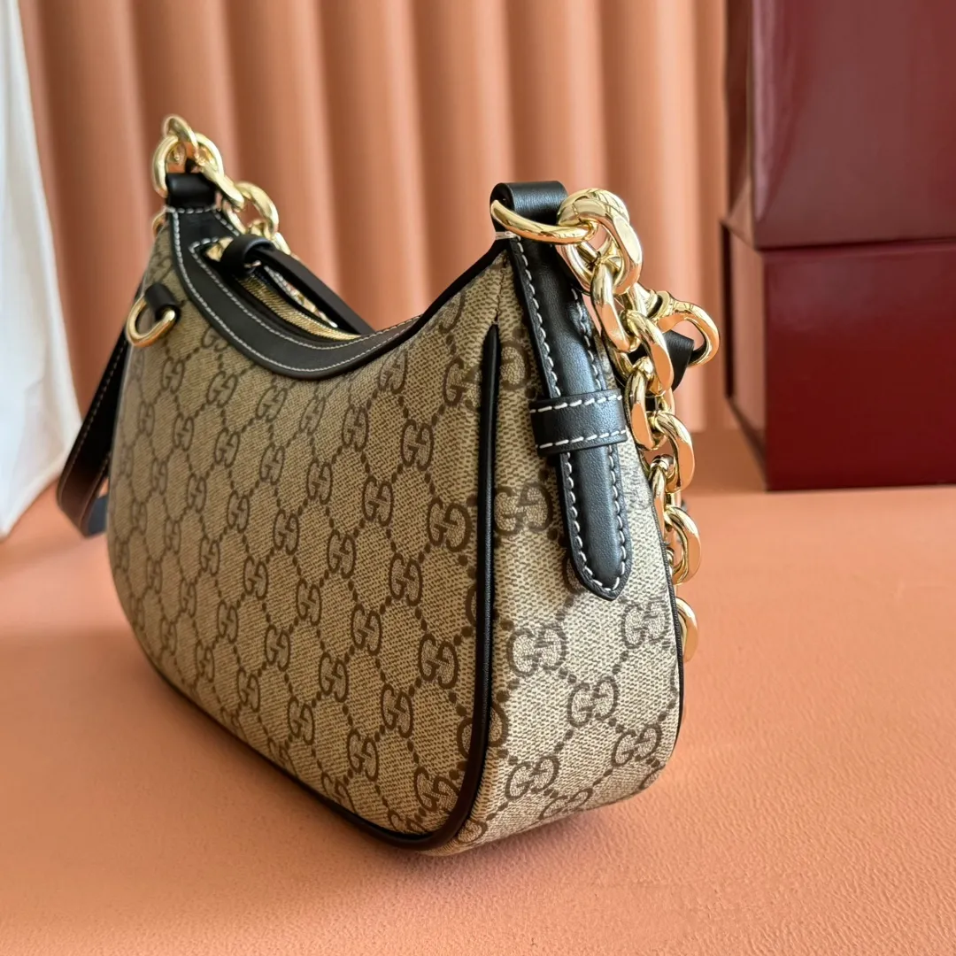 p980💋💋💋[Original leather configuration counter complete package] 2025 autumn and winter series, the new GG Emblem series reinterprets the brand's timeless elegance and exquisite craftsmanship. Designed with a chain strap and comes with an adjustable leather shoulder strap. New GG monogram coated fabric in beige and dark brown Brown leather trim Light gold tone hardware Red and green web cotton lining The bag pictured is sold separately and does not come with the bag charm. Interior: Open pocket Chain shoulder strap (25 cm high) Leather shoulder strap: Height: 52 cm – 57 cm; Length: 97 – 106 cm Model number: 847447. Dimensions: 24cm (width) x 16.5cm (height) x 5.5cm (depth) Weight: about 0.5kg Color: Brown/PVC. Made in Italy