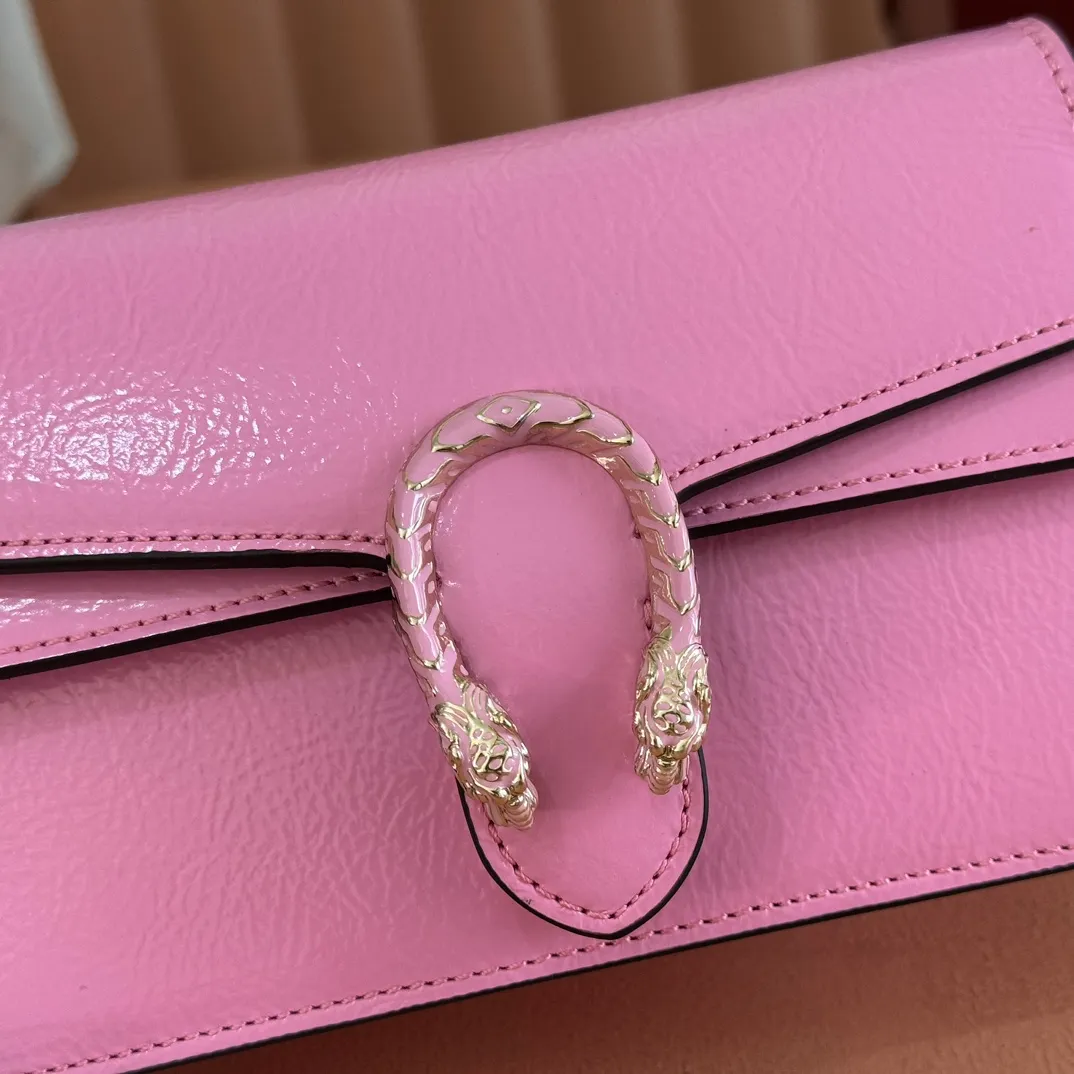 p800. 💋💋💋"With full set of original counter packaging" [New product] This mini shoulder bag is made of patent leather. It has a crisp shape, appropriate depth, elegant and generous, beautiful and practical. The light gold-toned chain strap offers a variety of styling options and can be worn over the shoulder or as an accessory. Forest green patent leather Light gold tone hardware Forest green suede lining 1 external pocket Chain shoulder strap (53cm high) Button closure Ident: 837370. Dimensions: 17.5cm (width) x 11cm (height) x 6.5cm (3.5cm) (depth) Weight: approx. 0.351kg Color: Pink patent leather. Made in Italy