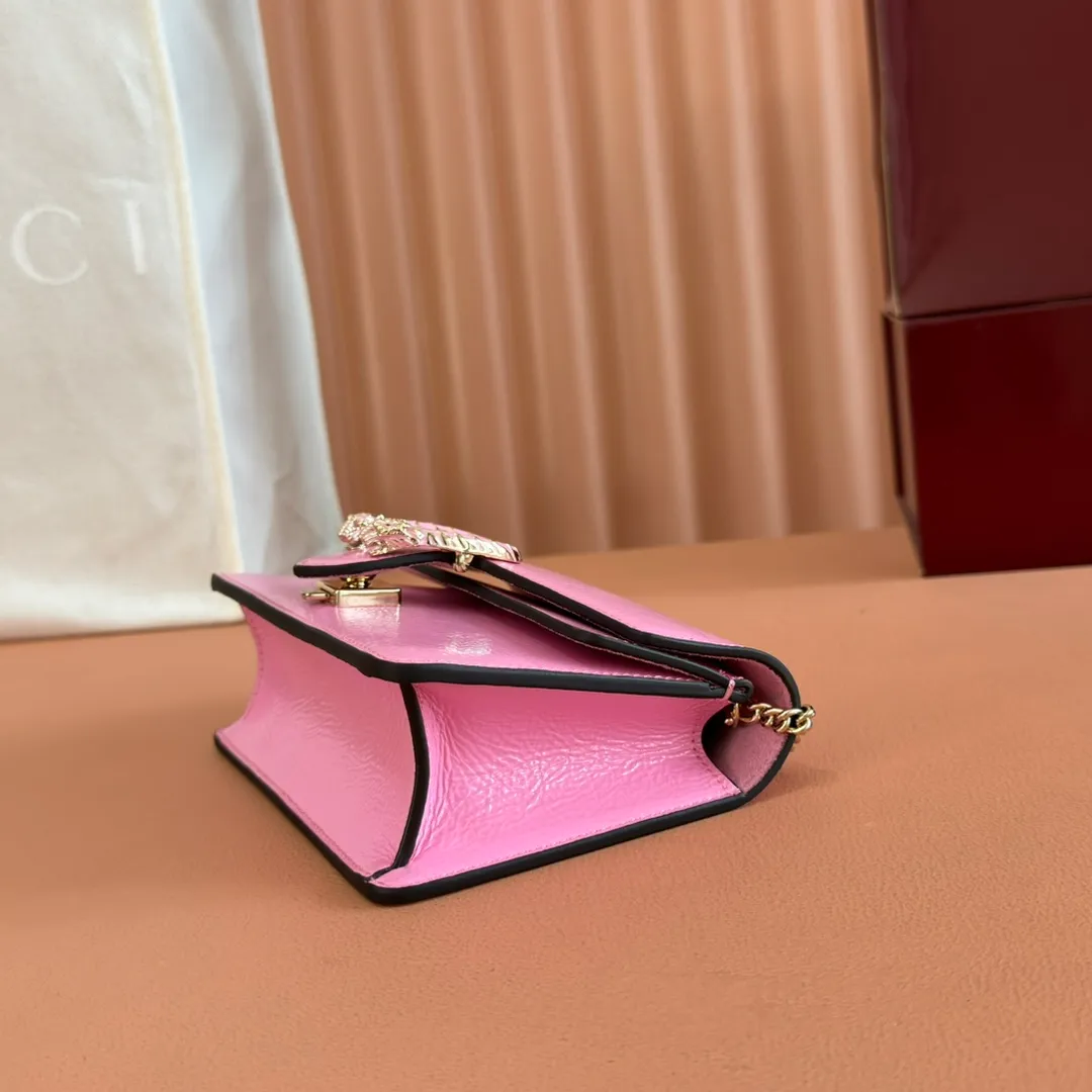 p800. 💋💋💋"With full set of original counter packaging" [New product] This mini shoulder bag is made of patent leather. It has a crisp shape, appropriate depth, elegant and generous, beautiful and practical. The light gold-toned chain strap offers a variety of styling options and can be worn over the shoulder or as an accessory. Forest green patent leather Light gold tone hardware Forest green suede lining 1 external pocket Chain shoulder strap (53cm high) Button closure Ident: 837370. Dimensions: 17.5cm (width) x 11cm (height) x 6.5cm (3.5cm) (depth) Weight: approx. 0.351kg Color: Pink patent leather. Made in Italy