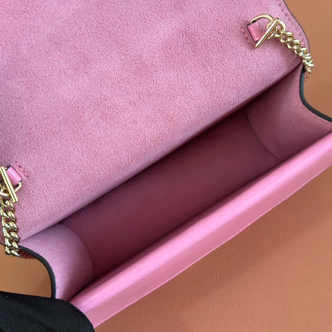 p800. 💋💋💋"With full set of original counter packaging" [New product] This mini shoulder bag is made of patent leather. It has a crisp shape, appropriate depth, elegant and generous, beautiful and practical. The light gold-toned chain strap offers a variety of styling options and can be worn over the shoulder or as an accessory. Forest green patent leather Light gold tone hardware Forest green suede lining 1 external pocket Chain shoulder strap (53cm high) Button closure Ident: 837370. Dimensions: 17.5cm (width) x 11cm (height) x 6.5cm (3.5cm) (depth) Weight: approx. 0.351kg Color: Pink patent leather. Made in Italy