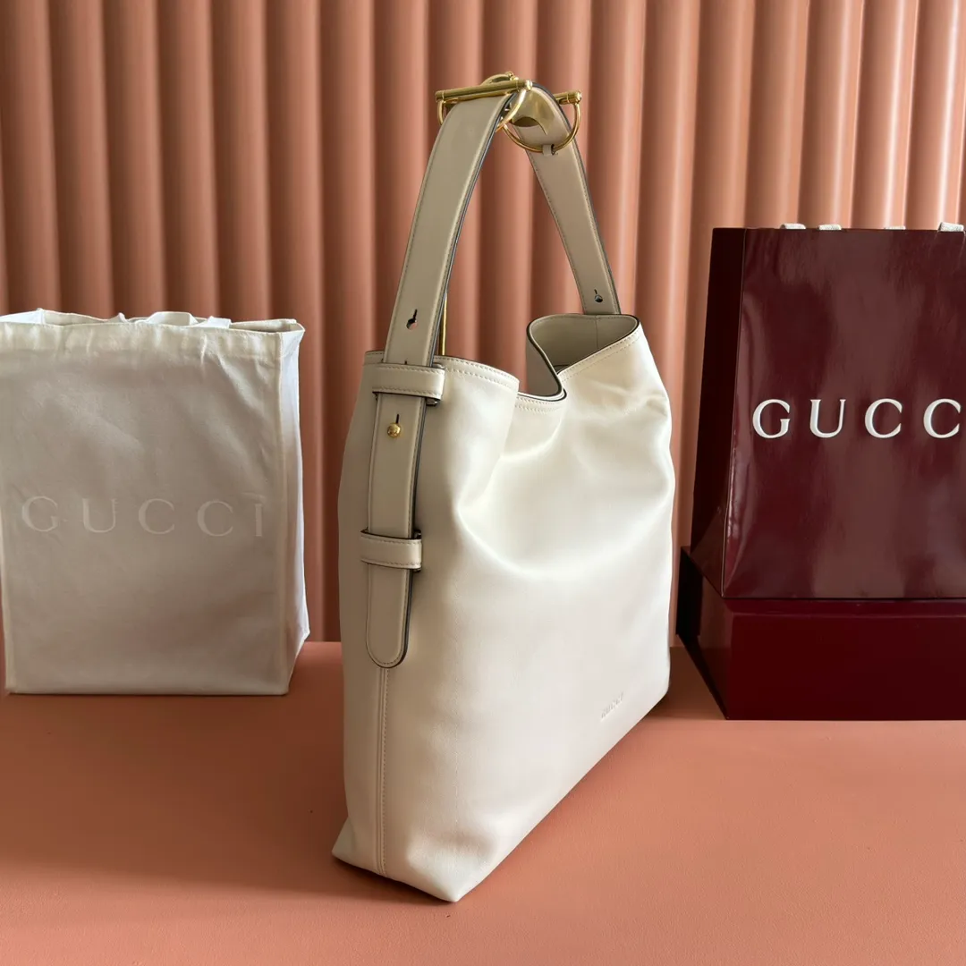 p1760💋💋💋【With full set of original counter gift bag packaging】2025 autumn and winter series, Gucci Beatrix series handbags are crafted from black cow leather material and equipped with iconic horsebit detail shoulder straps, adding brand connotation to the casual silhouette. Gold-toned accessories add a refined touch, and a zippered pocket inside keeps daily essentials secure. Combining elegant design with practical performance, it easily accommodates daily essentials. Black soft glossy calf leather Gold-tone hardware Black cotton and linen blend lining Horsebit detail on shoulder strap Interior: Zip pocket Adjustable shoulder strap Height: 26cm - 33cm; Length: 94cm Ident: 850546. Dimensions: 40cm (width) x 36cm (height) x 12cm (depth) Weight: approx. 1kg Color: White full leather. Made in Italy