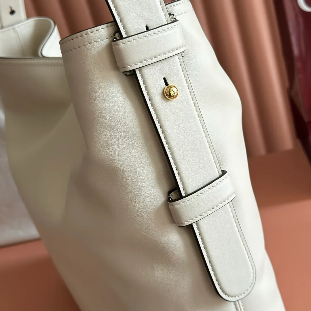p1760💋💋💋【With full set of original counter gift bag packaging】2025 autumn and winter series, Gucci Beatrix series handbags are crafted from black cow leather material and equipped with iconic horsebit detail shoulder straps, adding brand connotation to the casual silhouette. Gold-toned accessories add a refined touch, and a zippered pocket inside keeps daily essentials secure. Combining elegant design with practical performance, it easily accommodates daily essentials. Black soft glossy calf leather Gold-tone hardware Black cotton and linen blend lining Horsebit detail on shoulder strap Interior: Zip pocket Adjustable shoulder strap Height: 26cm - 33cm; Length: 94cm Ident: 850546. Dimensions: 40cm (width) x 36cm (height) x 12cm (depth) Weight: approx. 1kg Color: White full leather. Made in Italy