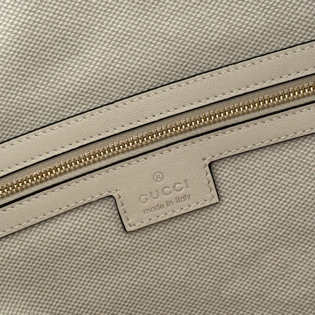 p1760💋💋💋【With full set of original counter gift bag packaging】2025 autumn and winter series, Gucci Beatrix series handbags are crafted from black cow leather material and equipped with iconic horsebit detail shoulder straps, adding brand connotation to the casual silhouette. Gold-toned accessories add a refined touch, and a zippered pocket inside keeps daily essentials secure. Combining elegant design with practical performance, it easily accommodates daily essentials. Black soft glossy calf leather Gold-tone hardware Black cotton and linen blend lining Horsebit detail on shoulder strap Interior: Zip pocket Adjustable shoulder strap Height: 26cm - 33cm; Length: 94cm Ident: 850546. Dimensions: 40cm (width) x 36cm (height) x 12cm (depth) Weight: approx. 1kg Color: White full leather. Made in Italy
