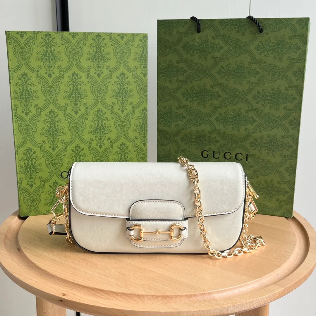 Actual shot #💰280 Style number: 735178 white leather Size: 24✖️13.5✖️7.5cm Gucci Horsebit 1955 baguette Xiaohongshu’s new backpack has 2 shoulder straps, can be carried in the hand, cross-body, or under the armpit. It is flatter and longer than the regular 1955 saddle bag. The chain is very textured. It is perfect for taking pictures when going out👍