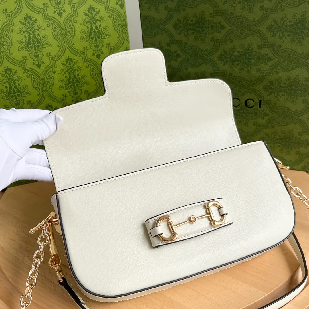 Actual shot #💰280 Style number: 735178 white leather Size: 24✖️13.5✖️7.5cm Gucci Horsebit 1955 baguette Xiaohongshu’s new backpack has 2 shoulder straps, can be carried in the hand, cross-body, or under the armpit. It is flatter and longer than the regular 1955 saddle bag. The chain is very textured. It is perfect for taking pictures when going out👍