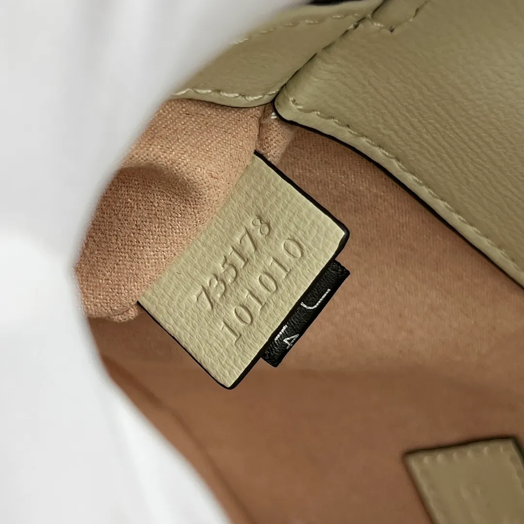 Actual shot #💰280 Style number: 735178 white leather Size: 24✖️13.5✖️7.5cm Gucci Horsebit 1955 baguette Xiaohongshu’s new backpack has 2 shoulder straps, can be carried in the hand, cross-body, or under the armpit. It is flatter and longer than the regular 1955 saddle bag. The chain is very textured. It is perfect for taking pictures when going out👍