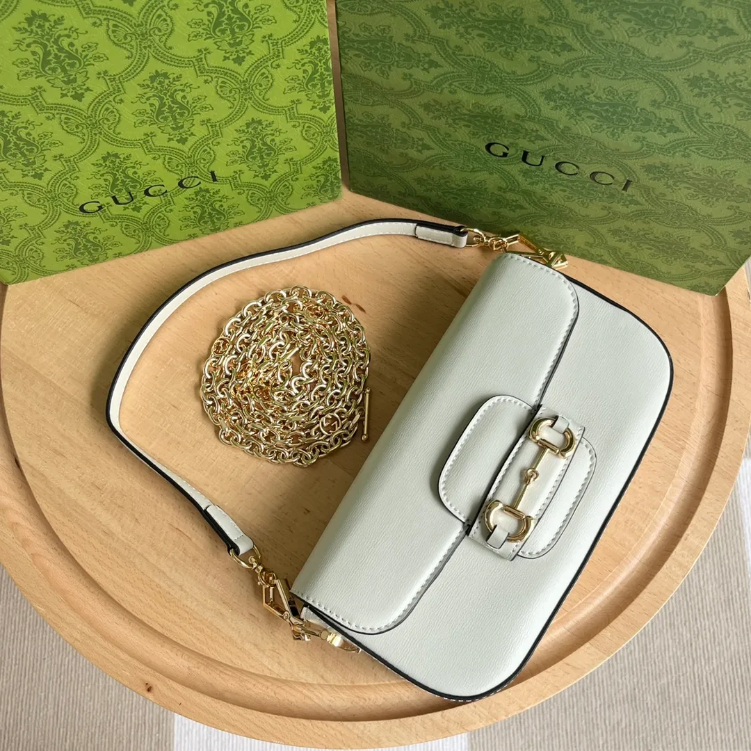 Actual shot #💰280 Style number: 735178 white leather Size: 24✖️13.5✖️7.5cm Gucci Horsebit 1955 baguette Xiaohongshu’s new backpack has 2 shoulder straps, can be carried in the hand, cross-body, or under the armpit. It is flatter and longer than the regular 1955 saddle bag. The chain is very textured. It is perfect for taking pictures when going out👍