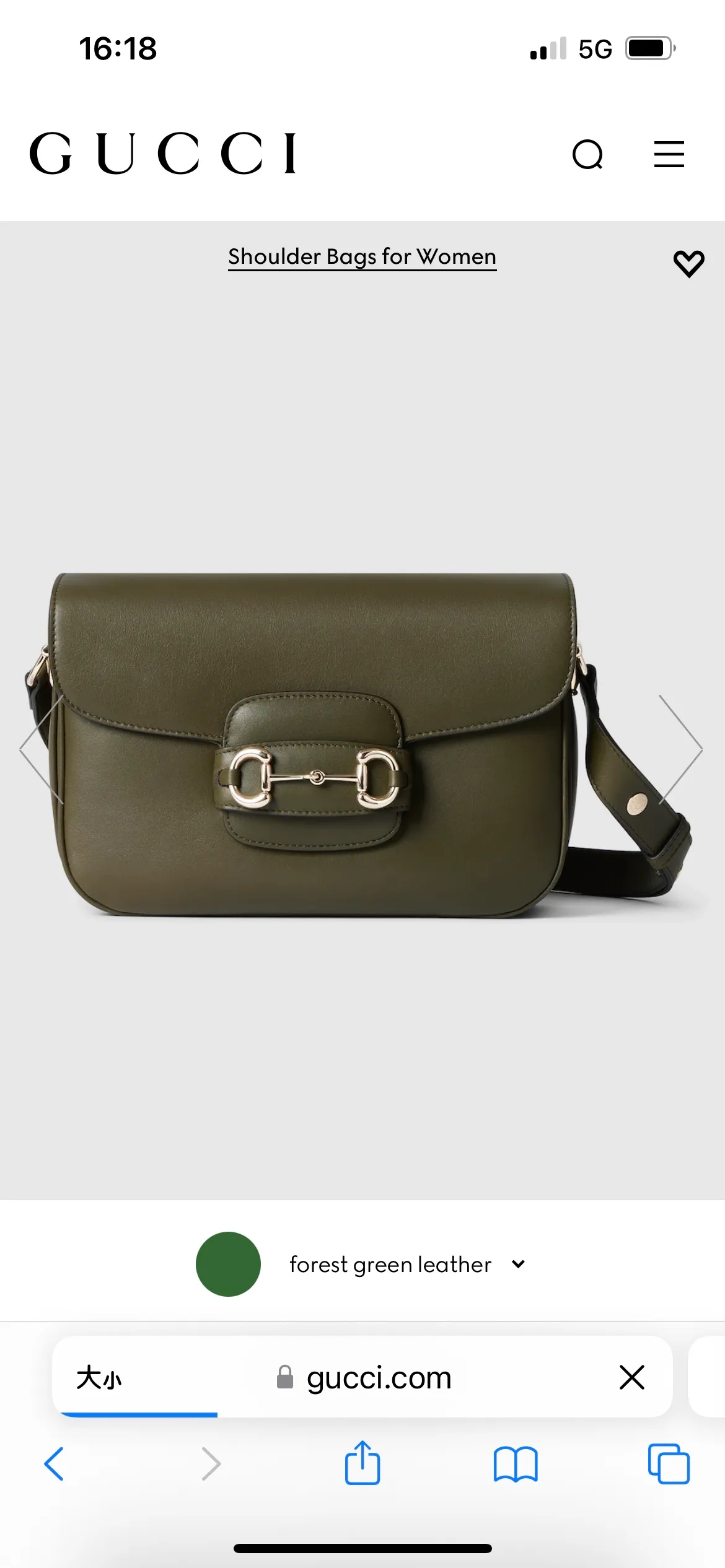 p1580. 🔥"With full set of original counter packaging" 🔥[New product] This Gucci Horsebit 1955 series small shoulder bag continues the equestrian style, with a double ring and long strip design, cleverly combining light gold tone details and smooth cow leather. Forest green smooth cow leather with contrasting stitching Light gold-tone hardware Brown cotton and linen blend lining Horsebit detail on the front Half horsebit detail on the sides Interior: Two main compartments and a zip pocket Adjustable cow leather shoulder strap (H28cm - 50cm); length adjustable from 71cm to 114cm Flap closure Ident.: 815178. Dimensions: 26cm (width) x 17.5cm (height) x 10cm (depth) Weight: approx. 0.85kg Color: forest green full leather/original leather. Made in Italy