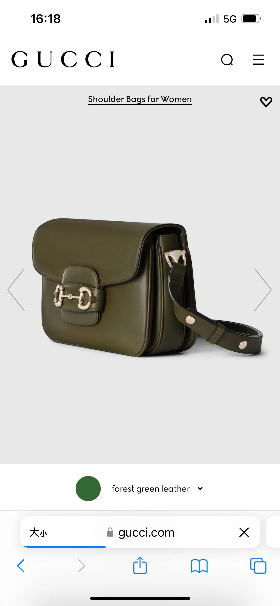 p1580. 🔥"With full set of original counter packaging" 🔥[New product] This Gucci Horsebit 1955 series small shoulder bag continues the equestrian style, with a double ring and long strip design, cleverly combining light gold tone details and smooth cow leather. Forest green smooth cow leather with contrasting stitching Light gold-tone hardware Brown cotton and linen blend lining Horsebit detail on the front Half horsebit detail on the sides Interior: Two main compartments and a zip pocket Adjustable cow leather shoulder strap (H28cm - 50cm); length adjustable from 71cm to 114cm Flap closure Ident.: 815178. Dimensions: 26cm (width) x 17.5cm (height) x 10cm (depth) Weight: approx. 0.85kg Color: forest green full leather/original leather. Made in Italy