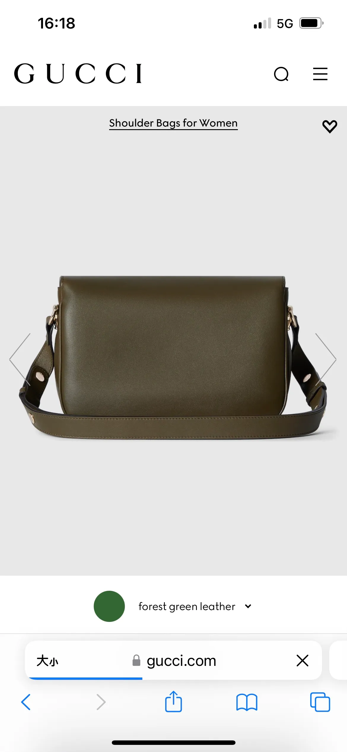 p1580. 🔥"With full set of original counter packaging" 🔥[New product] This Gucci Horsebit 1955 series small shoulder bag continues the equestrian style, with a double ring and long strip design, cleverly combining light gold tone details and smooth cow leather. Forest green smooth cow leather with contrasting stitching Light gold-tone hardware Brown cotton and linen blend lining Horsebit detail on the front Half horsebit detail on the sides Interior: Two main compartments and a zip pocket Adjustable cow leather shoulder strap (H28cm - 50cm); length adjustable from 71cm to 114cm Flap closure Ident.: 815178. Dimensions: 26cm (width) x 17.5cm (height) x 10cm (depth) Weight: approx. 0.85kg Color: forest green full leather/original leather. Made in Italy