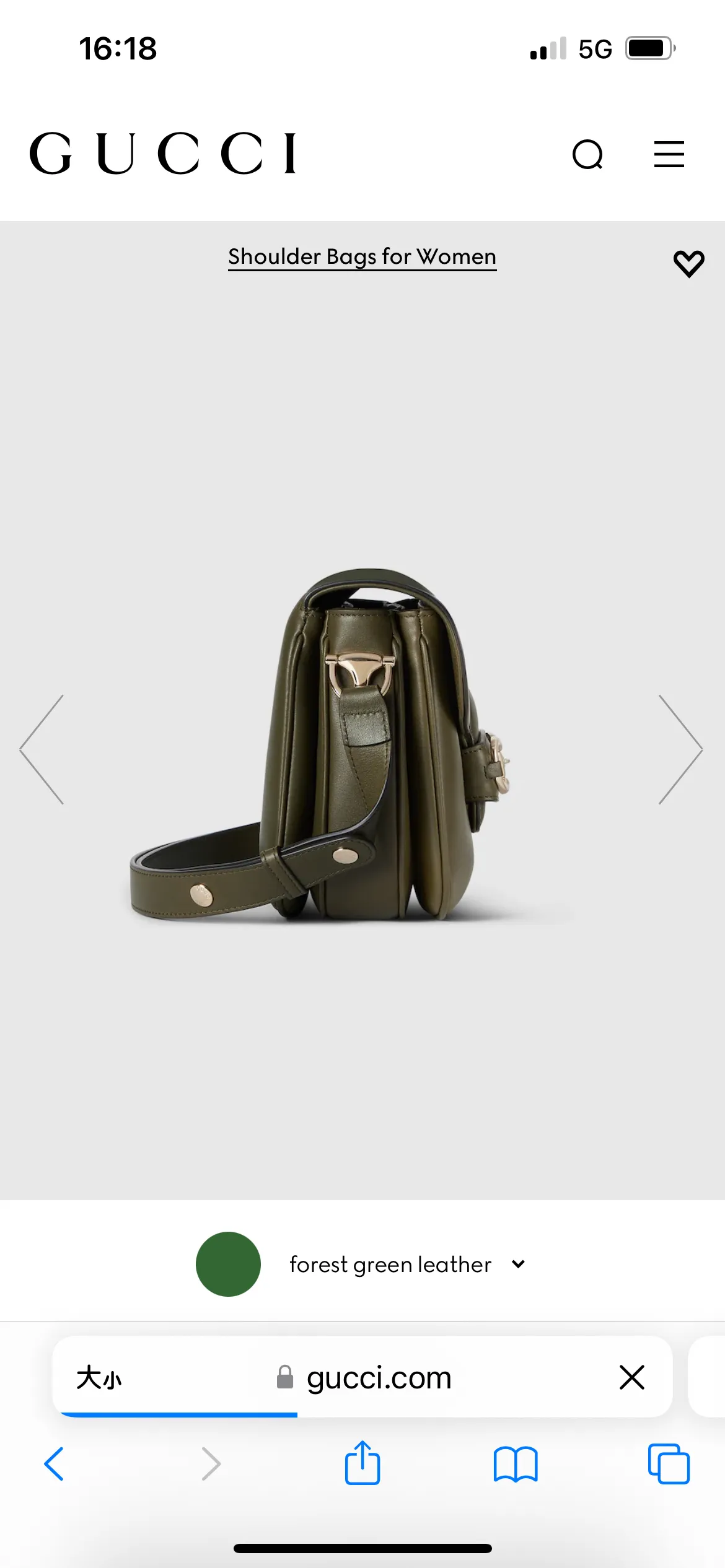 p1580. 🔥"With full set of original counter packaging" 🔥[New product] This Gucci Horsebit 1955 series small shoulder bag continues the equestrian style, with a double ring and long strip design, cleverly combining light gold tone details and smooth cow leather. Forest green smooth cow leather with contrasting stitching Light gold-tone hardware Brown cotton and linen blend lining Horsebit detail on the front Half horsebit detail on the sides Interior: Two main compartments and a zip pocket Adjustable cow leather shoulder strap (H28cm - 50cm); length adjustable from 71cm to 114cm Flap closure Ident.: 815178. Dimensions: 26cm (width) x 17.5cm (height) x 10cm (depth) Weight: approx. 0.85kg Color: forest green full leather/original leather. Made in Italy