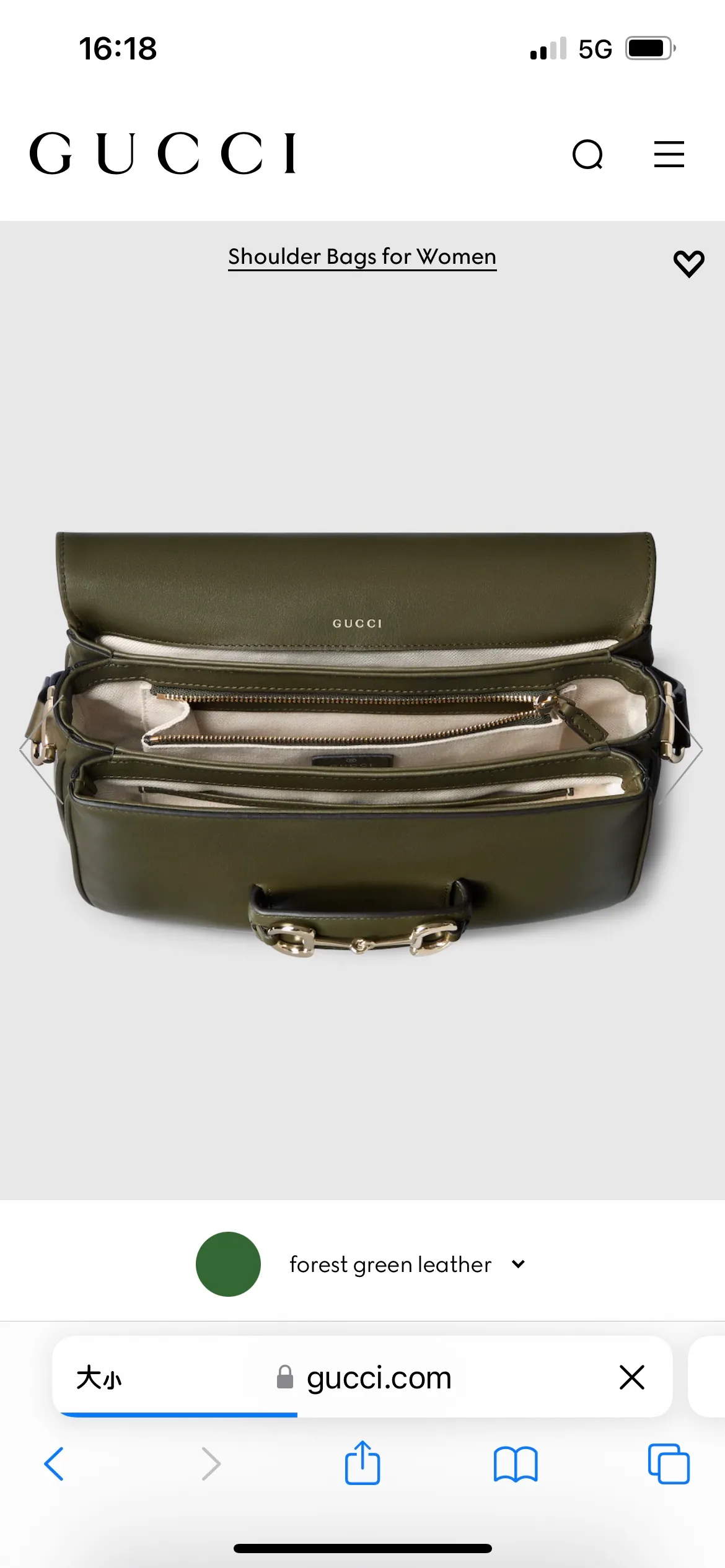 p1580. 🔥"With full set of original counter packaging" 🔥[New product] This Gucci Horsebit 1955 series small shoulder bag continues the equestrian style, with a double ring and long strip design, cleverly combining light gold tone details and smooth cow leather. Forest green smooth cow leather with contrasting stitching Light gold-tone hardware Brown cotton and linen blend lining Horsebit detail on the front Half horsebit detail on the sides Interior: Two main compartments and a zip pocket Adjustable cow leather shoulder strap (H28cm - 50cm); length adjustable from 71cm to 114cm Flap closure Ident.: 815178. Dimensions: 26cm (width) x 17.5cm (height) x 10cm (depth) Weight: approx. 0.85kg Color: forest green full leather/original leather. Made in Italy