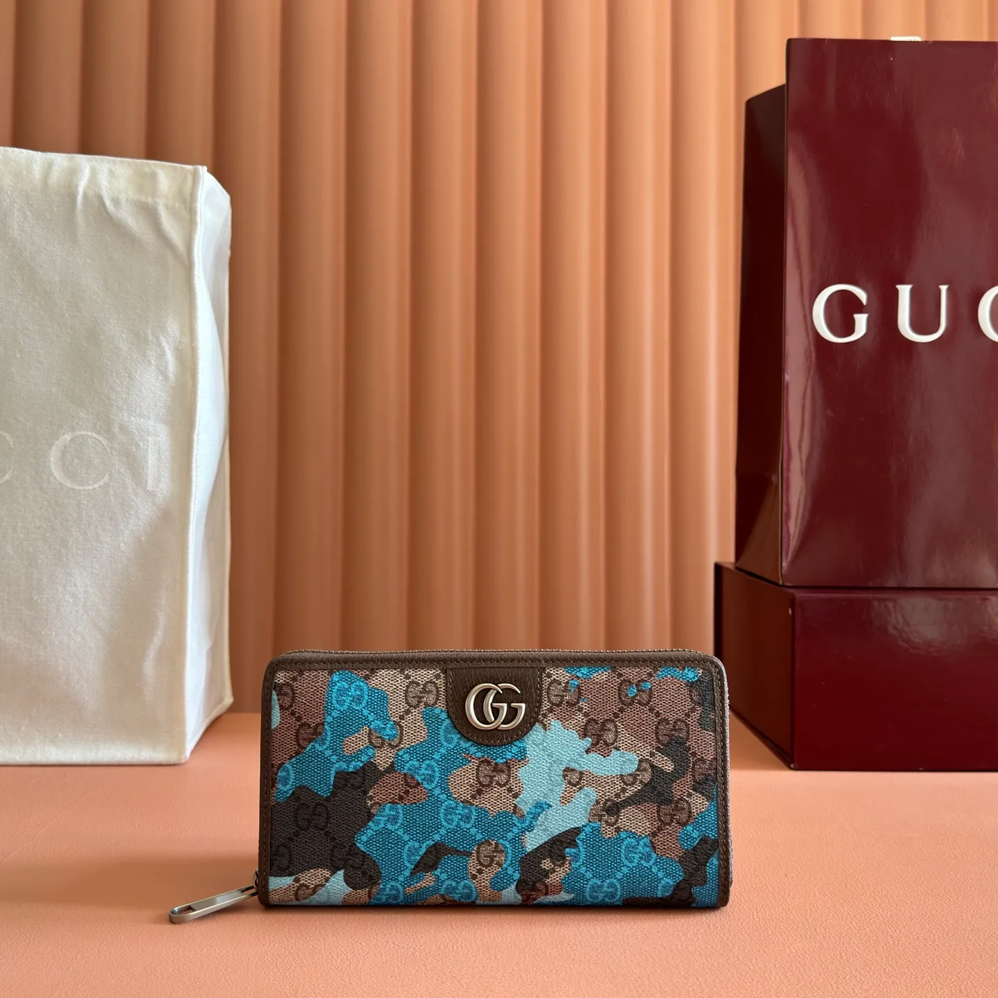 p480. 💋💋💋【With full set of original counter packaging】Vivid camouflage combined with unique color matching, a new interpretation of the classic GG pattern. This full-zip wallet is crafted from coated fabric with a marbled GG monogram pattern and features Double G details. Green and yellow camouflage marbled GG monogram coated fabric Brown leather trim Palladium tone hardware Brown taffeta lining Double G Web detail Interior: 12 card compartments, 3 bill compartments and 1 zipped coin pocket Zip closure Ident No.: 834694. Dimensions: 19cm (width) x 10.5cm (height) x 2.5cm (depth) Weight: about 230g Color: blue camouflage/PVC. Made in Italy