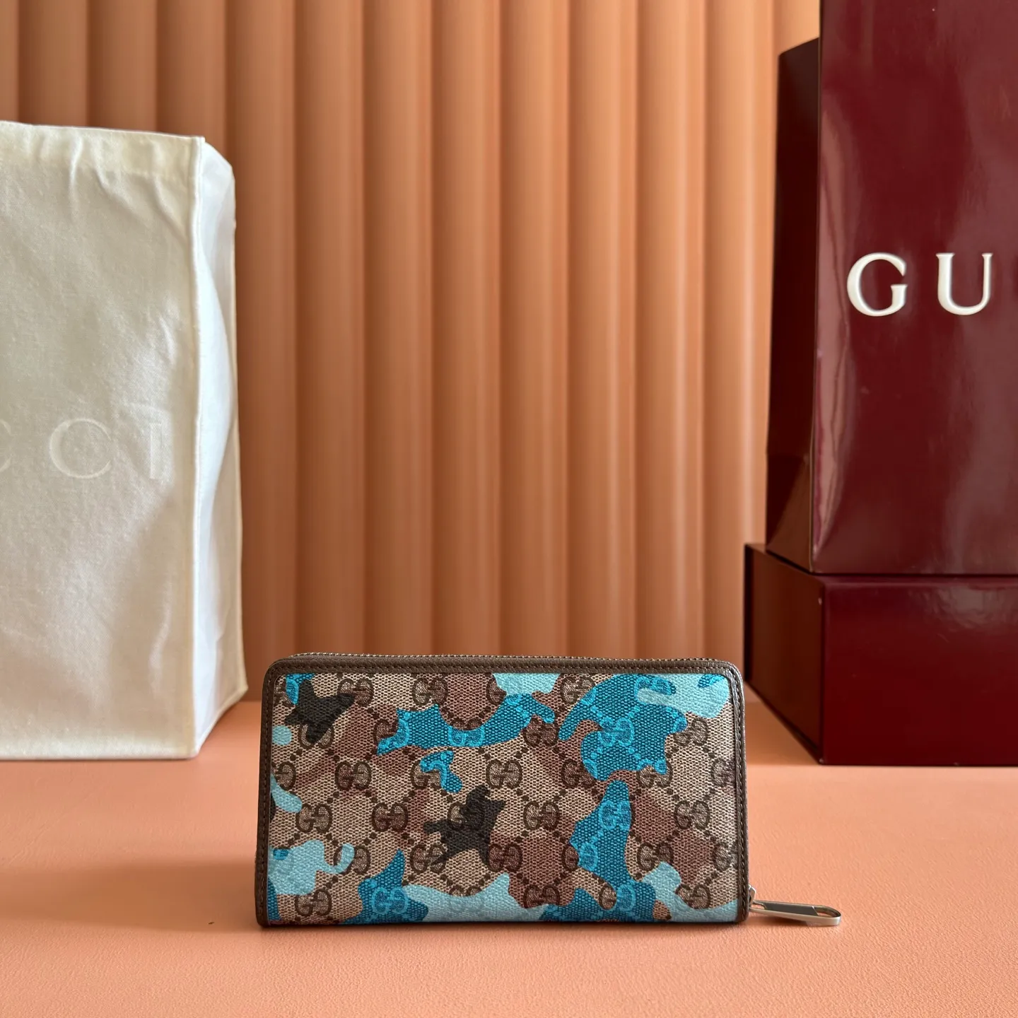 p480. 💋💋💋【With full set of original counter packaging】Vivid camouflage combined with unique color matching, a new interpretation of the classic GG pattern. This full-zip wallet is crafted from coated fabric with a marbled GG monogram pattern and features Double G details. Green and yellow camouflage marbled GG monogram coated fabric Brown leather trim Palladium tone hardware Brown taffeta lining Double G Web detail Interior: 12 card compartments, 3 bill compartments and 1 zipped coin pocket Zip closure Ident No.: 834694. Dimensions: 19cm (width) x 10.5cm (height) x 2.5cm (depth) Weight: about 230g Color: blue camouflage/PVC. Made in Italy