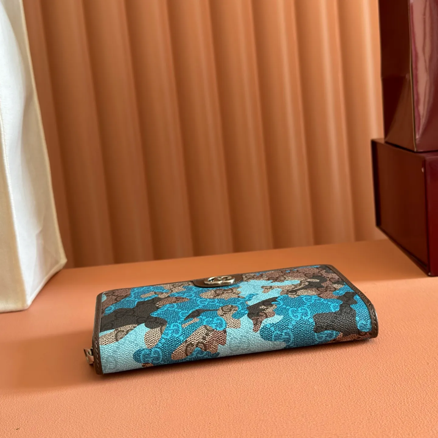 p480. 💋💋💋【With full set of original counter packaging】Vivid camouflage combined with unique color matching, a new interpretation of the classic GG pattern. This full-zip wallet is crafted from coated fabric with a marbled GG monogram pattern and features Double G details. Green and yellow camouflage marbled GG monogram coated fabric Brown leather trim Palladium tone hardware Brown taffeta lining Double G Web detail Interior: 12 card compartments, 3 bill compartments and 1 zipped coin pocket Zip closure Ident No.: 834694. Dimensions: 19cm (width) x 10.5cm (height) x 2.5cm (depth) Weight: about 230g Color: blue camouflage/PVC. Made in Italy