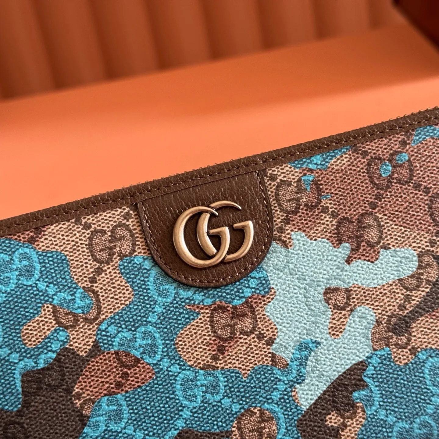 p480. 💋💋💋【With full set of original counter packaging】Vivid camouflage combined with unique color matching, a new interpretation of the classic GG pattern. This full-zip wallet is crafted from coated fabric with a marbled GG monogram pattern and features Double G details. Green and yellow camouflage marbled GG monogram coated fabric Brown leather trim Palladium tone hardware Brown taffeta lining Double G Web detail Interior: 12 card compartments, 3 bill compartments and 1 zipped coin pocket Zip closure Ident No.: 834694. Dimensions: 19cm (width) x 10.5cm (height) x 2.5cm (depth) Weight: about 230g Color: blue camouflage/PVC. Made in Italy
