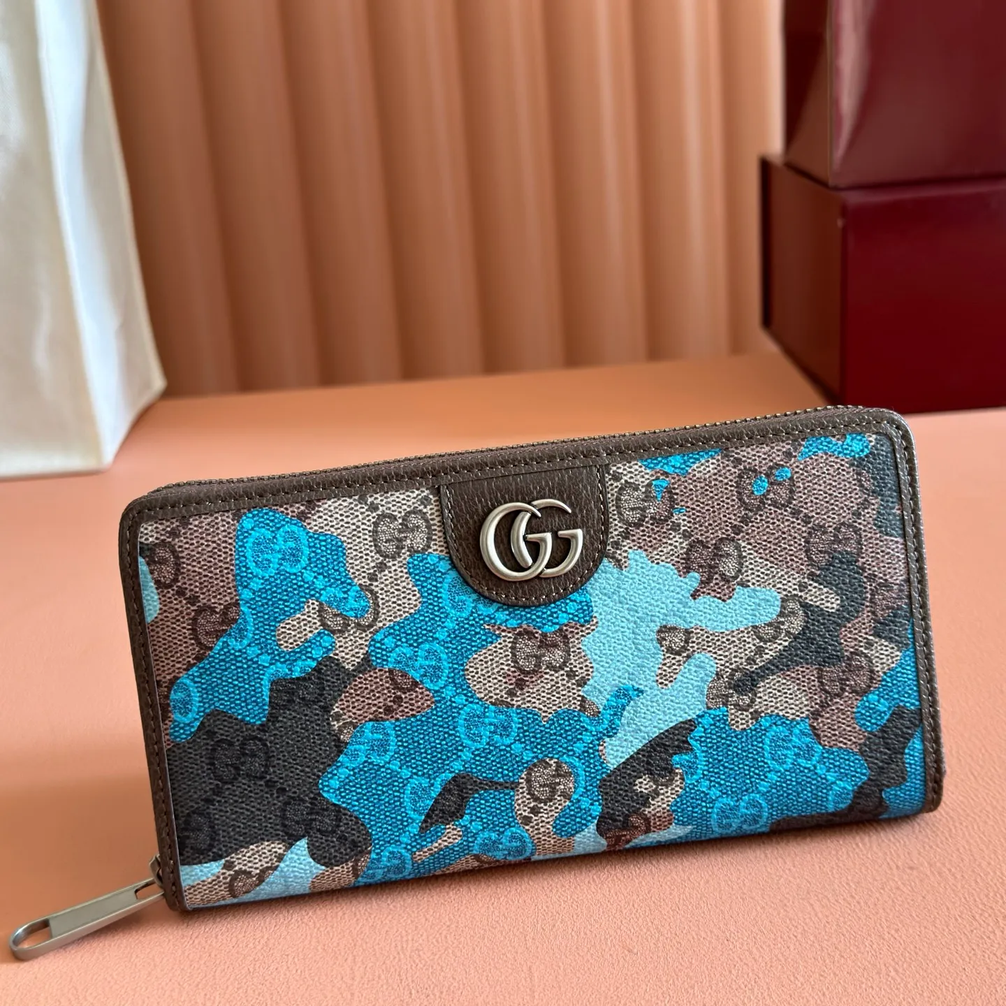 p480. 💋💋💋【With full set of original counter packaging】Vivid camouflage combined with unique color matching, a new interpretation of the classic GG pattern. This full-zip wallet is crafted from coated fabric with a marbled GG monogram pattern and features Double G details. Green and yellow camouflage marbled GG monogram coated fabric Brown leather trim Palladium tone hardware Brown taffeta lining Double G Web detail Interior: 12 card compartments, 3 bill compartments and 1 zipped coin pocket Zip closure Ident No.: 834694. Dimensions: 19cm (width) x 10.5cm (height) x 2.5cm (depth) Weight: about 230g Color: blue camouflage/PVC. Made in Italy