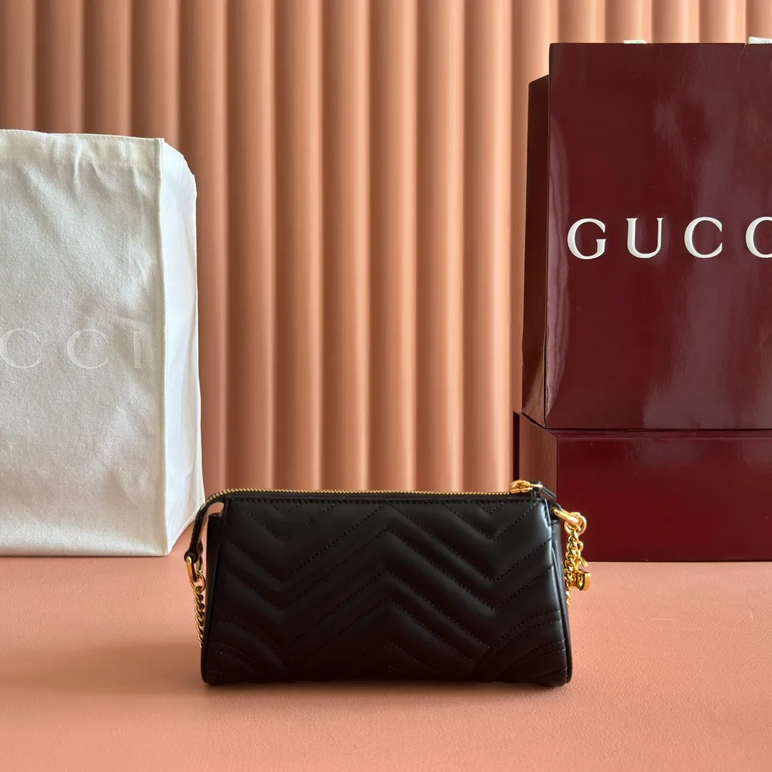 p900💋💋💋【Original leather configuration counter complete package】2025 autumn and winter series, this small shoulder bag adopts a soft yet stiff silhouette and is equipped with the logo double G zipper puller, highlighting the style of the GG Marmont series. The faceted chain shoulder strap is complemented by gold-tone hardware, and an interior calfskin flap pocket adds practicality. Black quilted V-shaped calfskin. Gold-tone hardware. Burgundy taffeta lining. Interior: calfskin leather flap pocket. Chain shoulder strap (23cm high). Zip fly with Double G puller. Ident.: 847589. Dimensions: 20cm (bottom width) x 18cm (top width) x 11cm (height) x 3.5cm (depth) Weight: about 0.1kg Color: black full leather. Made in Italy