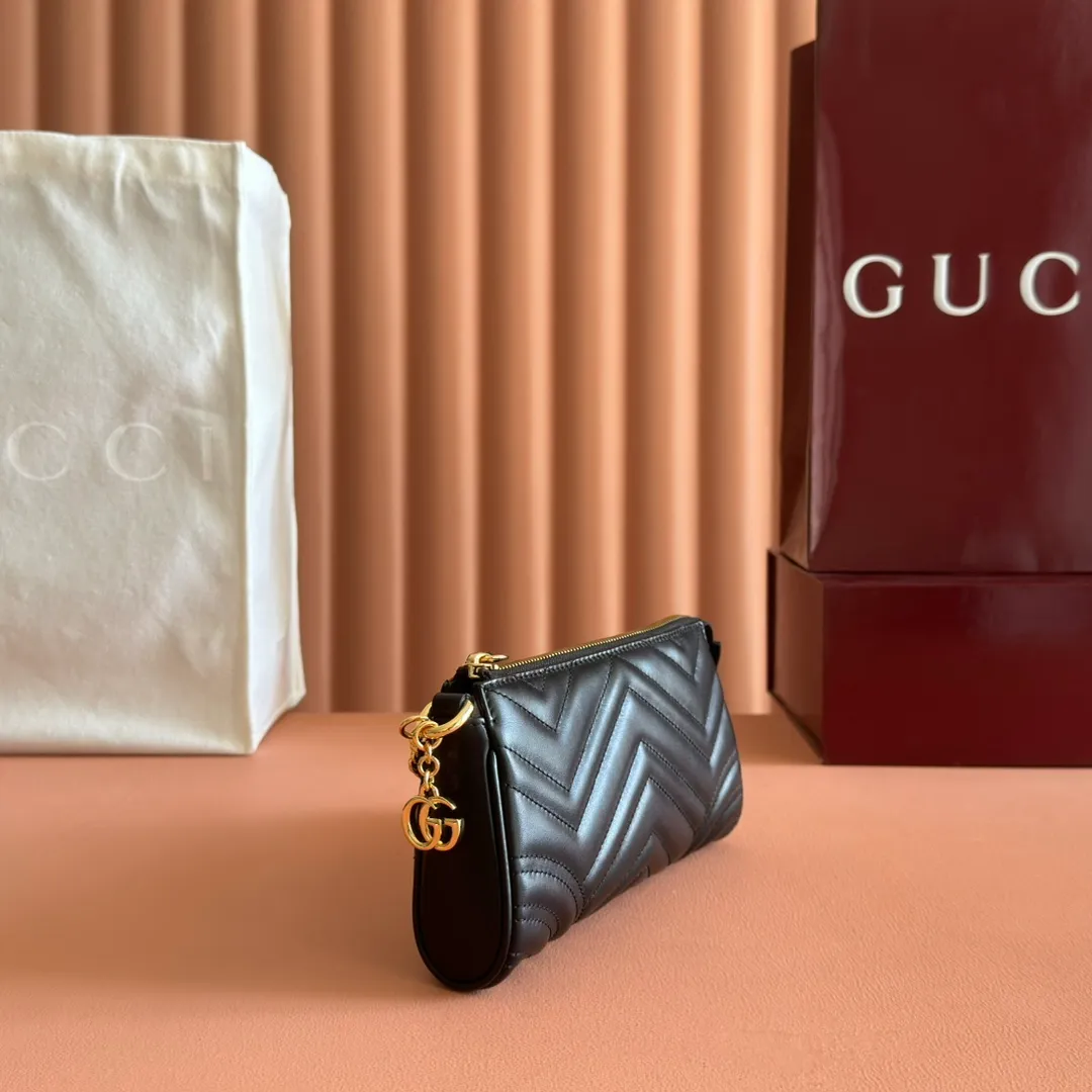 p900💋💋💋【Original leather configuration counter complete package】2025 autumn and winter series, this small shoulder bag adopts a soft yet stiff silhouette and is equipped with the logo double G zipper puller, highlighting the style of the GG Marmont series. The faceted chain shoulder strap is complemented by gold-tone hardware, and an interior calfskin flap pocket adds practicality. Black quilted V-shaped calfskin. Gold-tone hardware. Burgundy taffeta lining. Interior: calfskin leather flap pocket. Chain shoulder strap (23cm high). Zip fly with Double G puller. Ident.: 847589. Dimensions: 20cm (bottom width) x 18cm (top width) x 11cm (height) x 3.5cm (depth) Weight: about 0.1kg Color: black full leather. Made in Italy