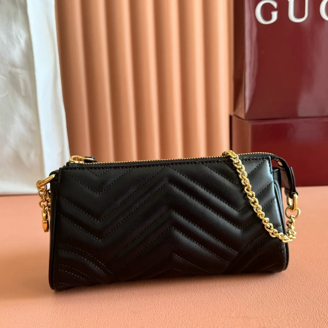 p900💋💋💋【Original leather configuration counter complete package】2025 autumn and winter series, this small shoulder bag adopts a soft yet stiff silhouette and is equipped with the logo double G zipper puller, highlighting the style of the GG Marmont series. The faceted chain shoulder strap is complemented by gold-tone hardware, and an interior calfskin flap pocket adds practicality. Black quilted V-shaped calfskin. Gold-tone hardware. Burgundy taffeta lining. Interior: calfskin leather flap pocket. Chain shoulder strap (23cm high). Zip fly with Double G puller. Ident.: 847589. Dimensions: 20cm (bottom width) x 18cm (top width) x 11cm (height) x 3.5cm (depth) Weight: about 0.1kg Color: black full leather. Made in Italy