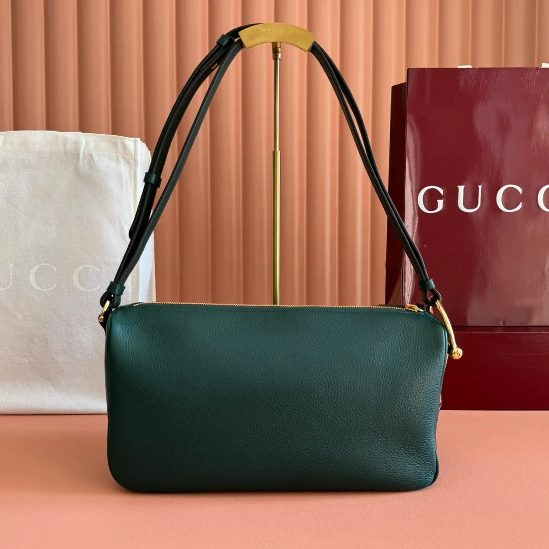 p1220💋💋💋【Original configuration counter full set packaging】Renewedly presents the Gucci Half Horsebit series, reinterpreting one of the brand's most iconic elements in a modern style. The collection cleverly combines relaxed silhouettes with the iconic half-horsebit hardware, which gives rise to its name. Ivory grained soft leather Gold-tone hardware White linen-cotton blend lining Half horsebit closure Interior: One open pocket Adjustable cowhide leather shoulder strap (height: 32cm - 34cm; length: 66cm - 73cm) Zip closure Ident: 860787. Dimensions: 31.5cm (width) x 17cm (height) x 12cm (depth) Weight: approx. 0.7kg
