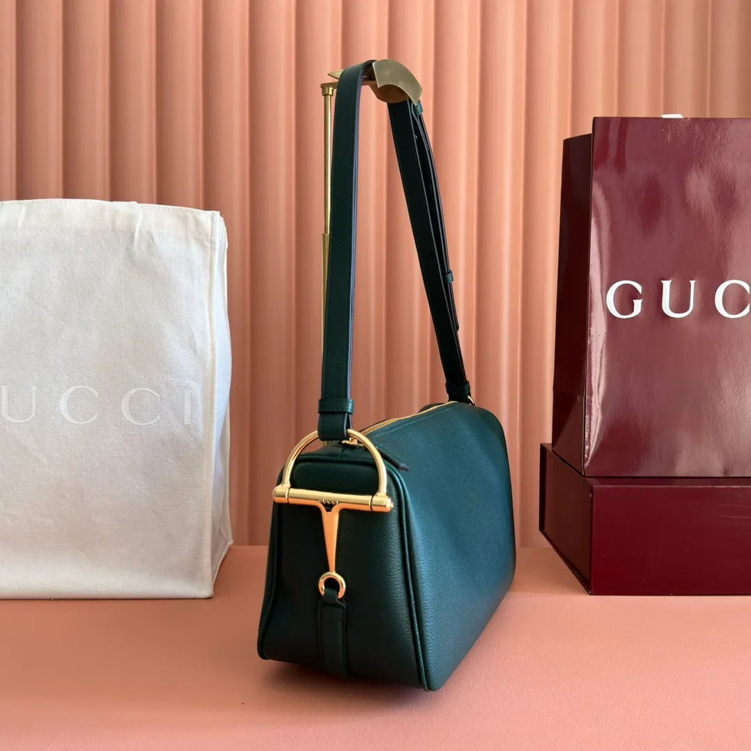 p1220💋💋💋【Original configuration counter full set packaging】Renewedly presents the Gucci Half Horsebit series, reinterpreting one of the brand's most iconic elements in a modern style. The collection cleverly combines relaxed silhouettes with the iconic half-horsebit hardware, which gives rise to its name. Ivory grained soft leather Gold-tone hardware White linen-cotton blend lining Half horsebit closure Interior: One open pocket Adjustable cowhide leather shoulder strap (height: 32cm - 34cm; length: 66cm - 73cm) Zip closure Ident: 860787. Dimensions: 31.5cm (width) x 17cm (height) x 12cm (depth) Weight: approx. 0.7kg