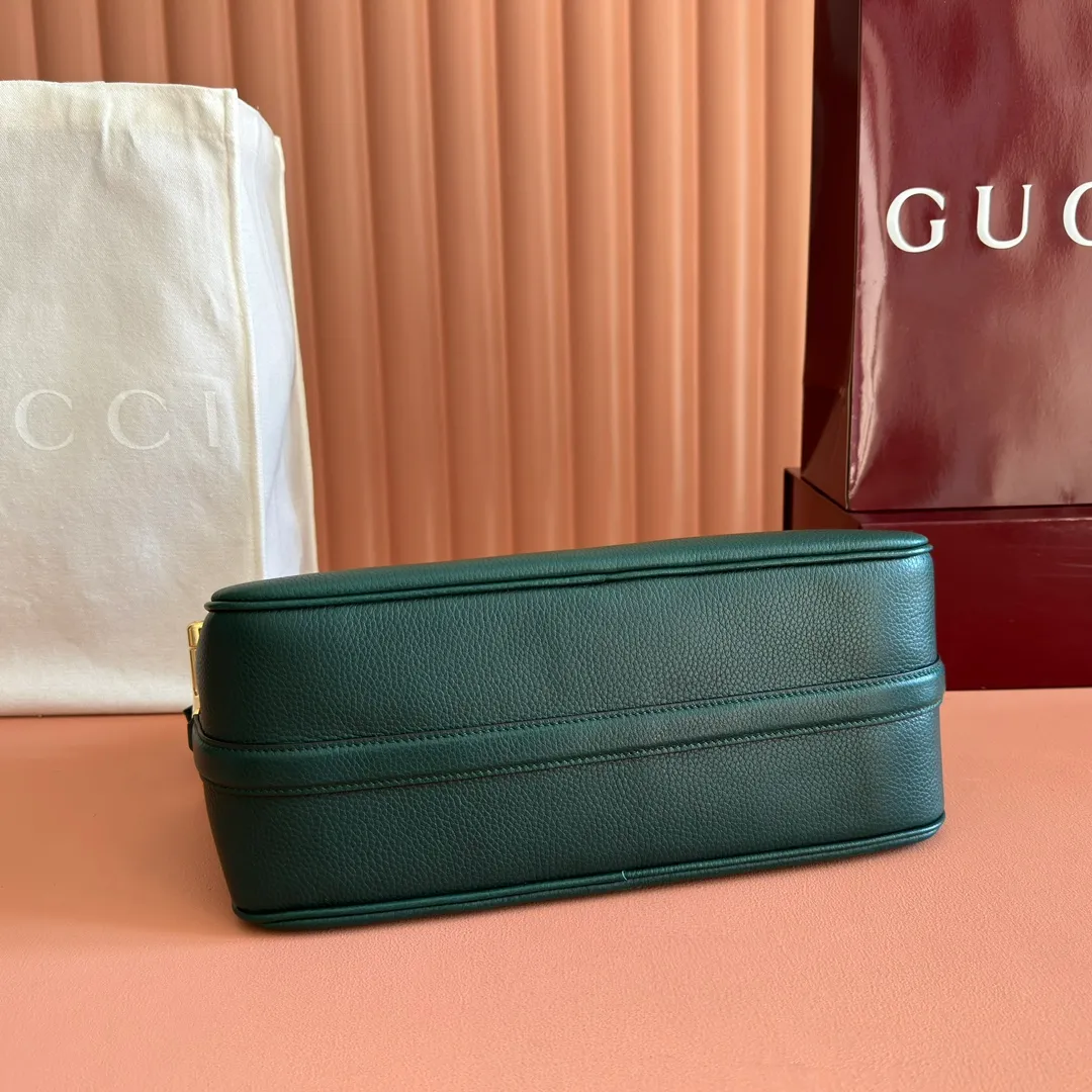 p1220💋💋💋【Original configuration counter full set packaging】Renewedly presents the Gucci Half Horsebit series, reinterpreting one of the brand's most iconic elements in a modern style. The collection cleverly combines relaxed silhouettes with the iconic half-horsebit hardware, which gives rise to its name. Ivory grained soft leather Gold-tone hardware White linen-cotton blend lining Half horsebit closure Interior: One open pocket Adjustable cowhide leather shoulder strap (height: 32cm - 34cm; length: 66cm - 73cm) Zip closure Ident: 860787. Dimensions: 31.5cm (width) x 17cm (height) x 12cm (depth) Weight: approx. 0.7kg